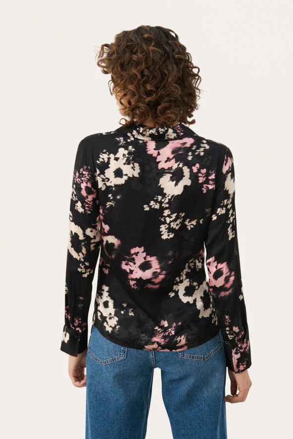 Part Two LendaPW SH Black blurred flower