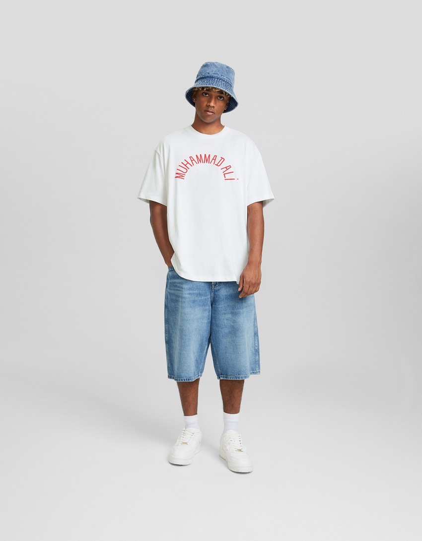 Camiseta de manga curta com estampa de Muhammad Ali e modelagem quadrada.