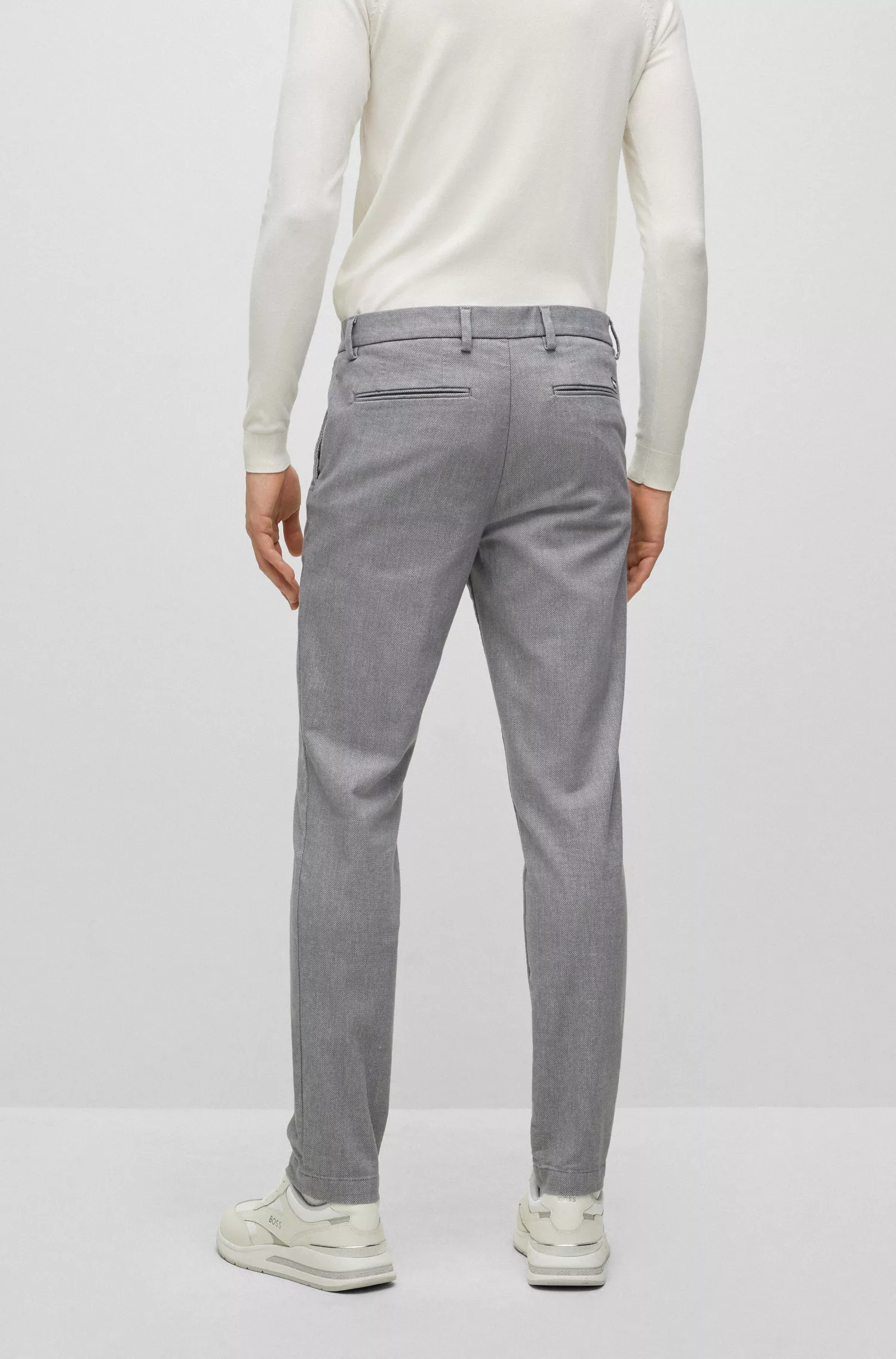 Calça chino BOSS preta, corte slim, com microestampa e acabamento escovado.