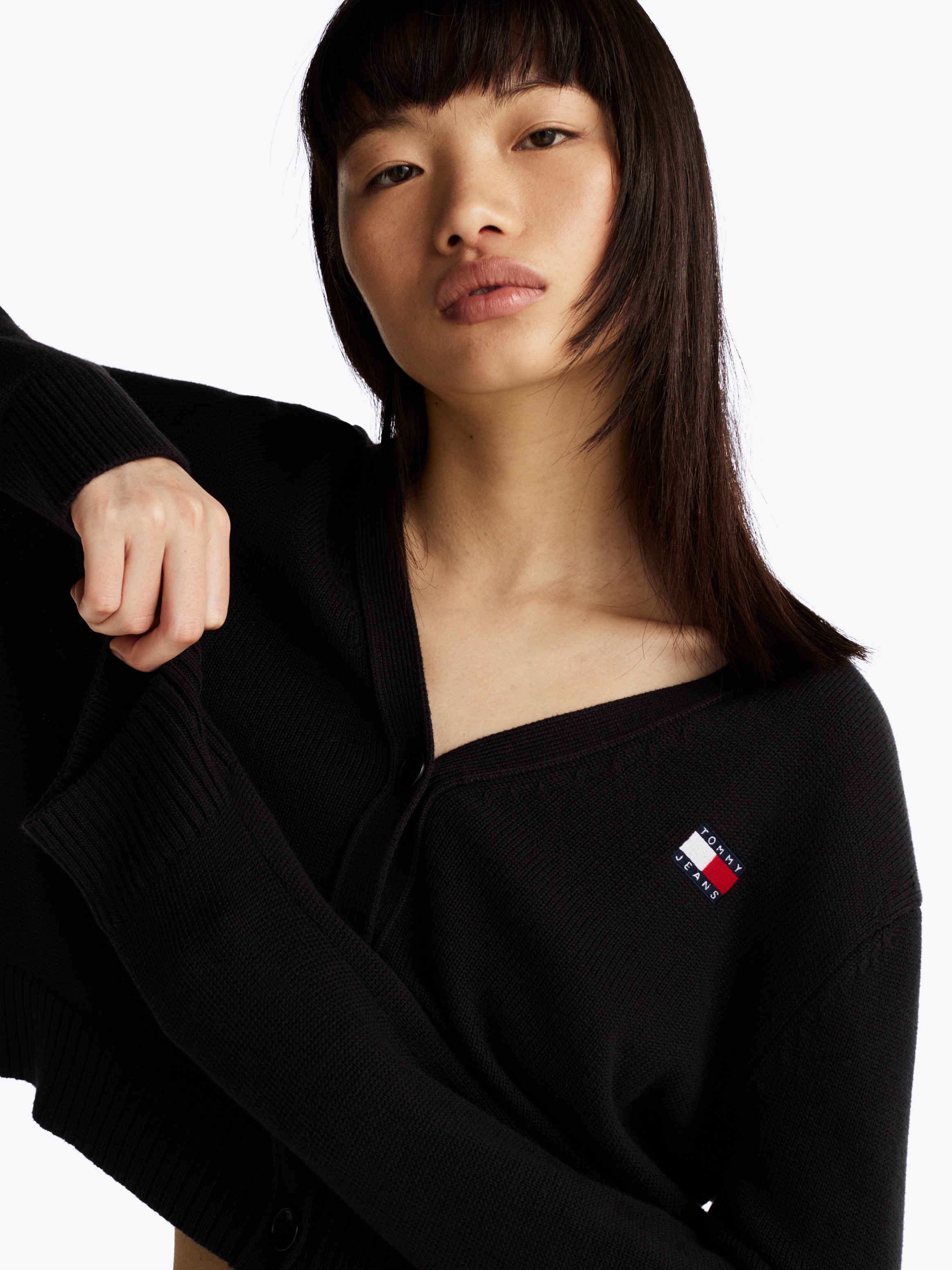 Tommy Jeans Curve Strickjacke »TJW ESSENTIAL BADGE CARDIGAN EXT«, in Grossen Grössen, Logo-Badge