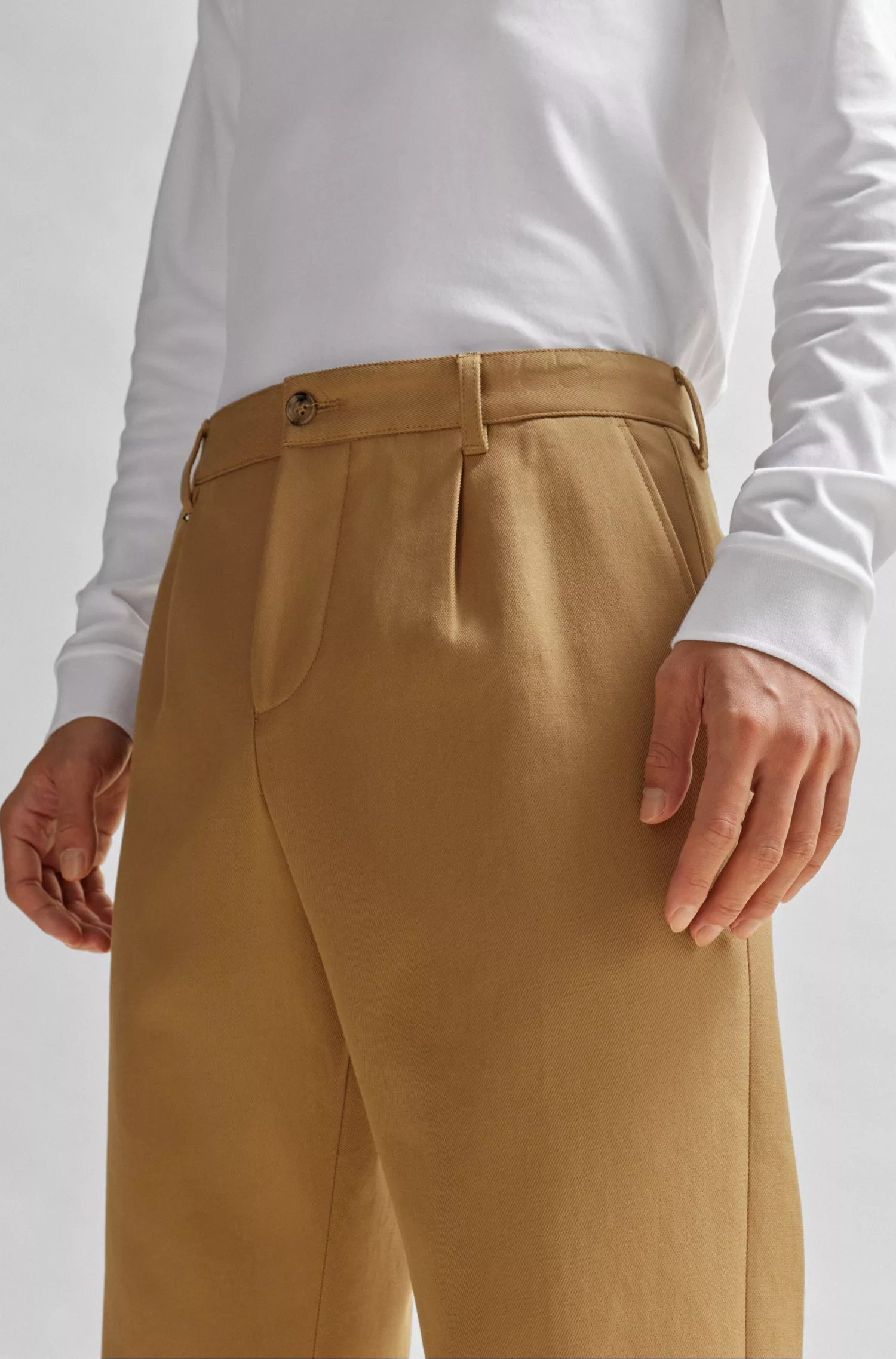 Calça BOSS preta de corte reto em algodão.