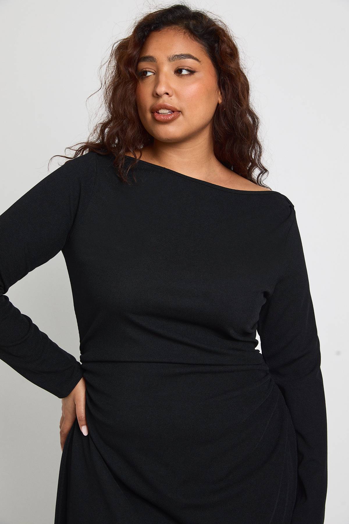 boohoo Robe Courte Froncée À Manches Longues Grande Taille