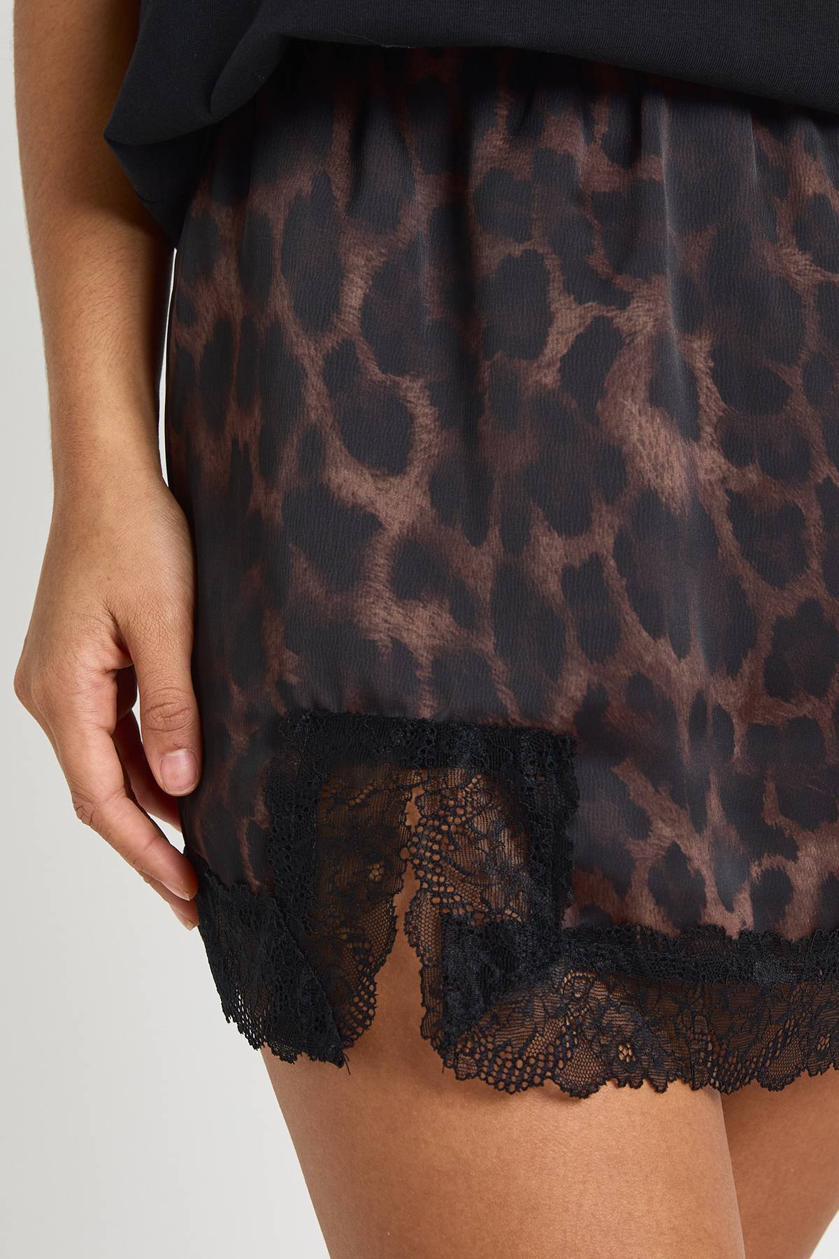 boohoo Jupe mini en satin avec bordure en dentelle léopard