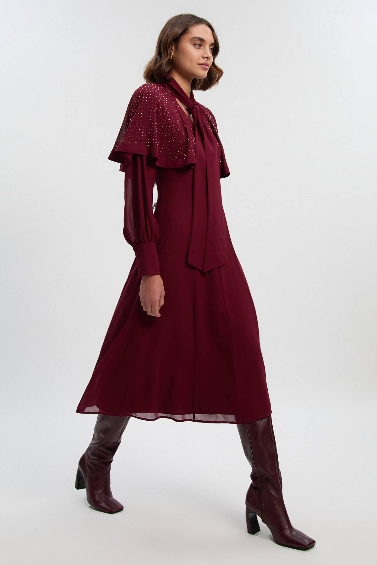 KarenMillen Robe Maxi Tissée à Cape avec Détail Col Noué et Clous Thermocollés