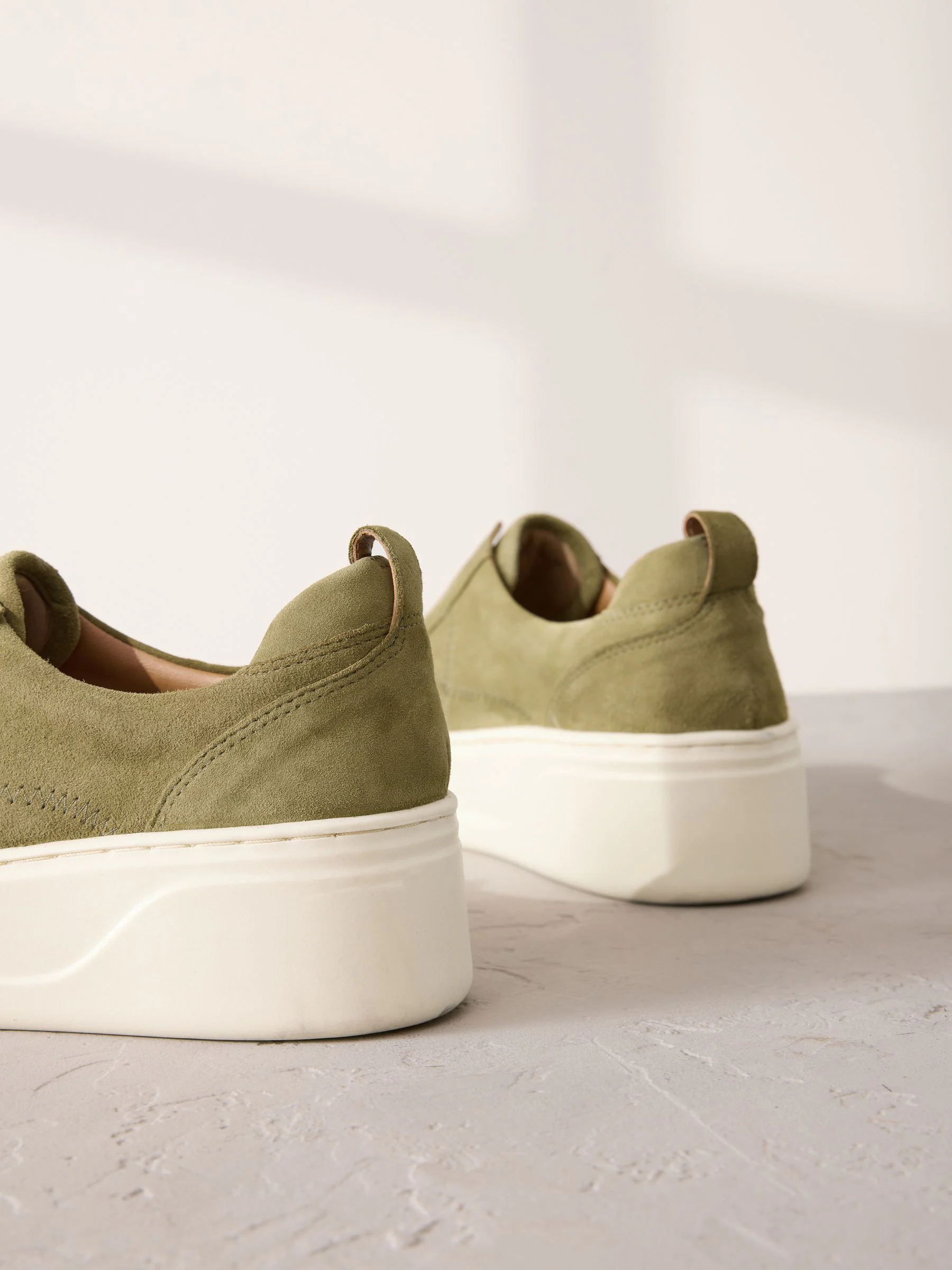 Kakigroen - Signature leren sneakers met dikke plateauzolen en sleehak