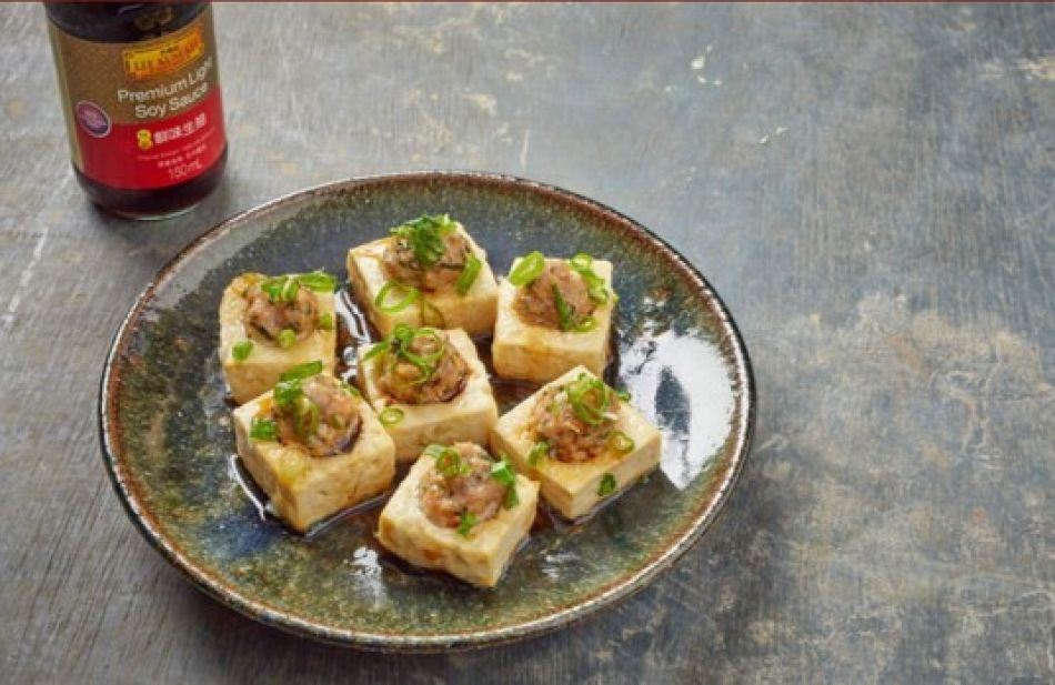 Tofu gevuld met varkensgehakt en garnalen in Hakka-stijl