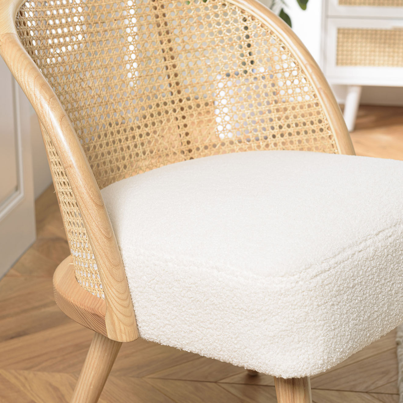 Macabane Chaise basse en bois d'Hévéa tissu bouclette Albane blanche - 55x62x71 cm