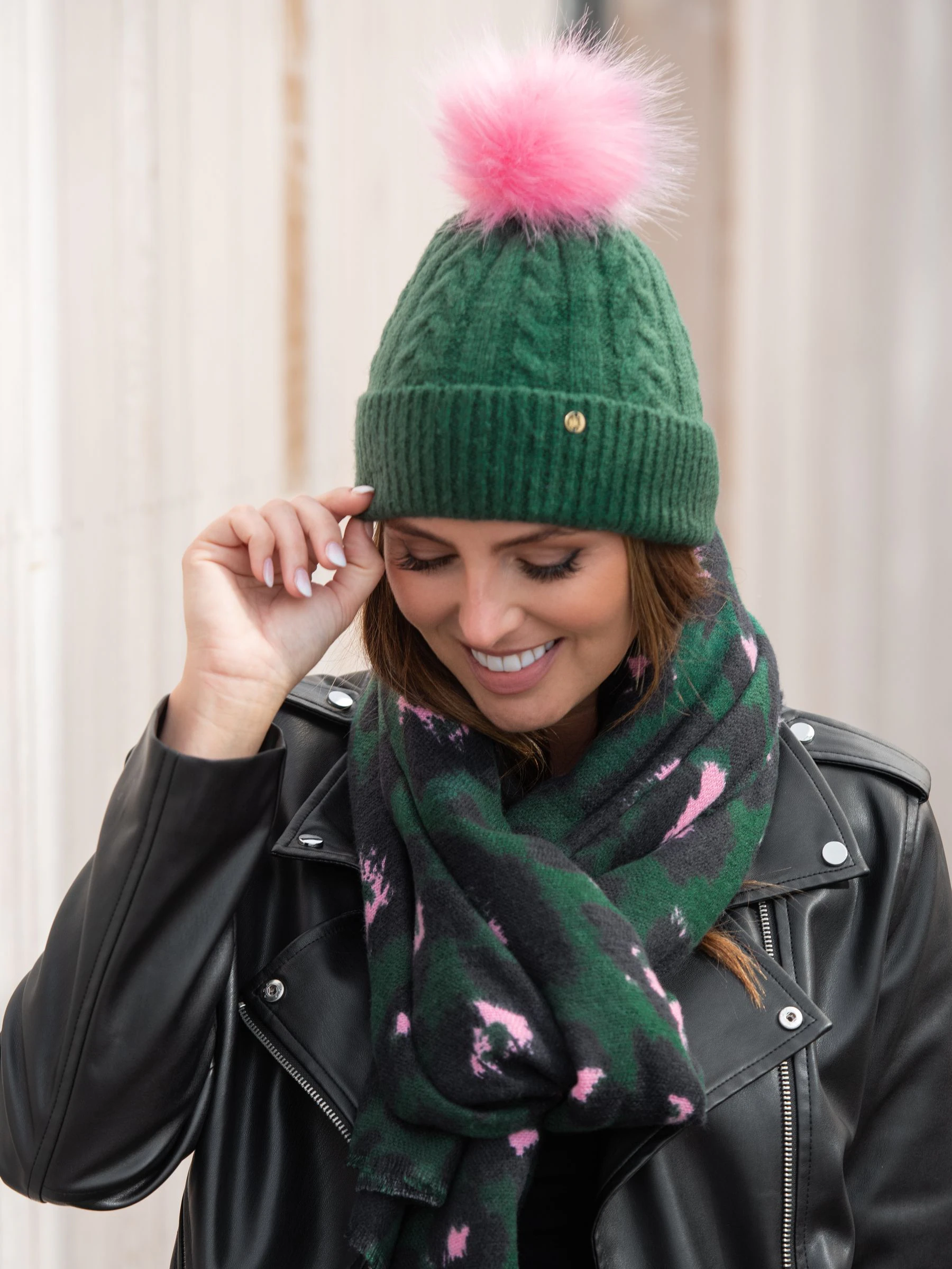 Groen en roze - Pour Moi - Kabelbeanie met contrasterende pompon