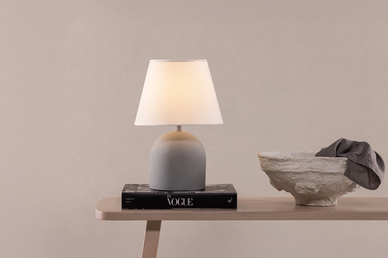 Styrso bordlampe Betong fot med lampeskjerm i lin