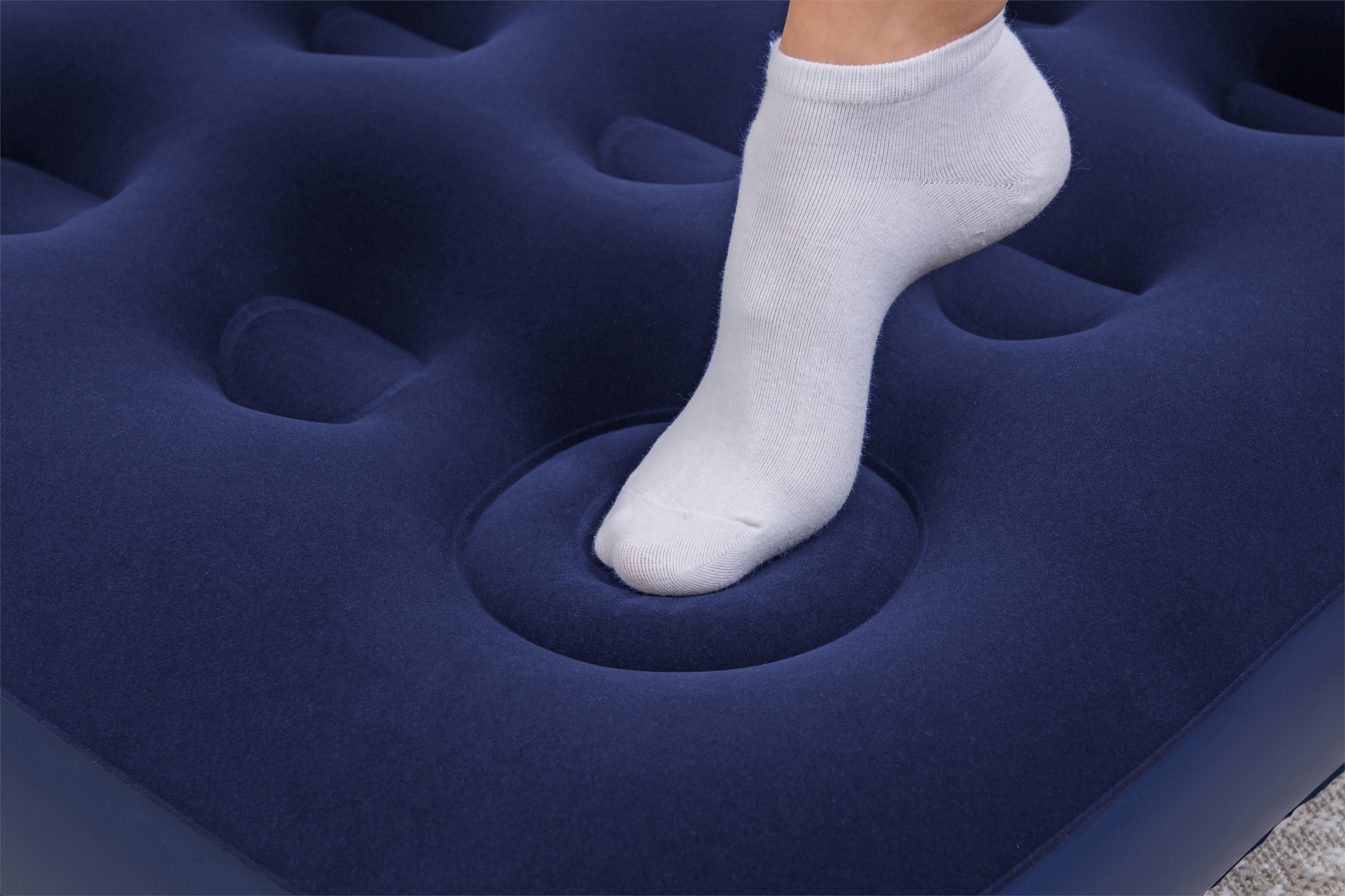 Luftbett mit Fusspumpe 185 x 76 x 28 cm