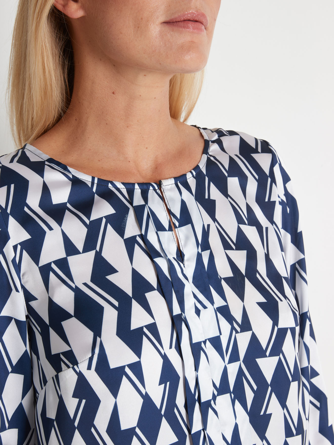 Blouse satinée à plis plats