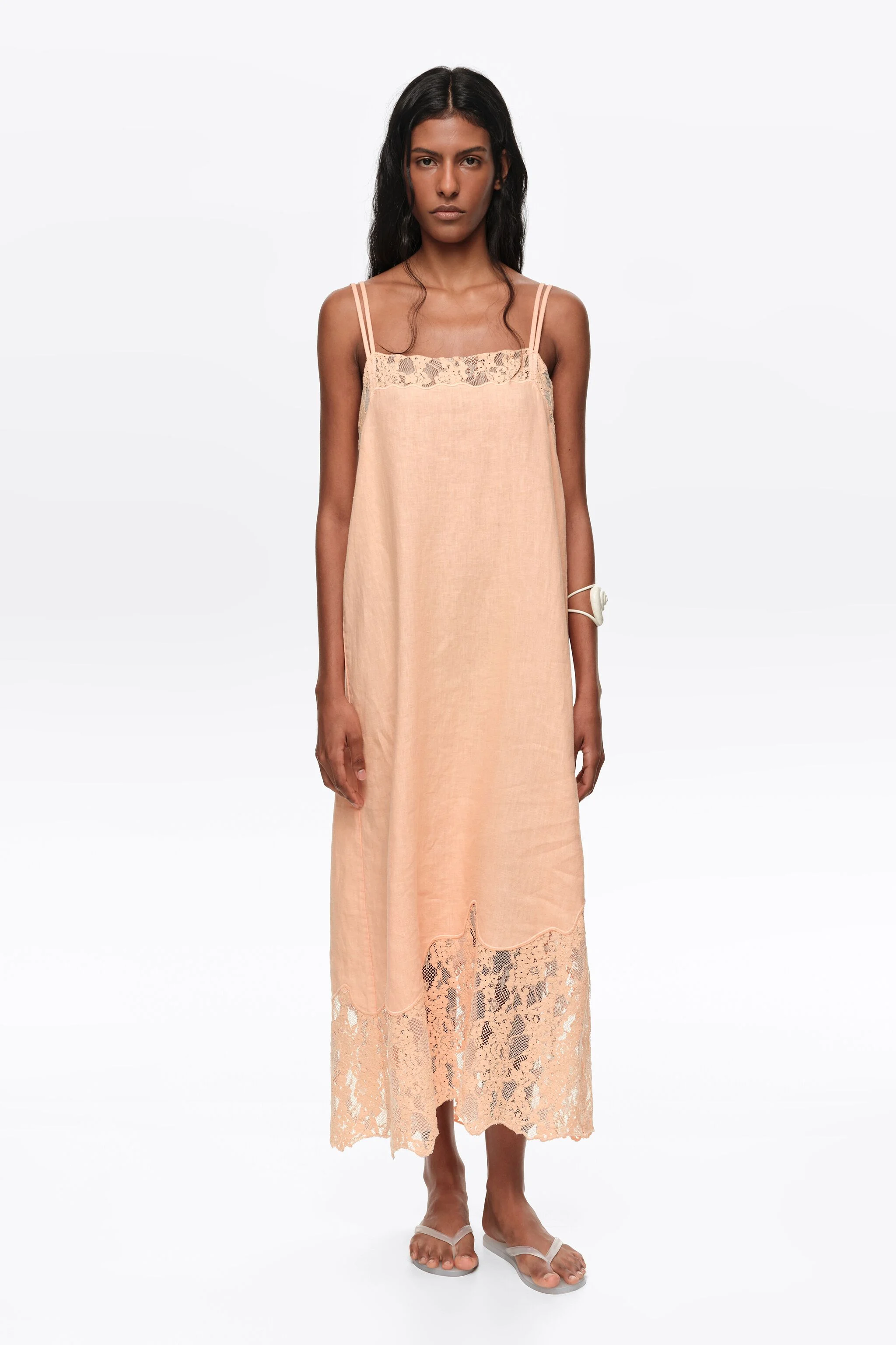 Vestido midi de linho lavado na cor laranja com renda.