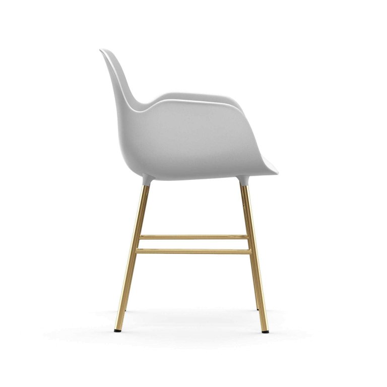 Normann Copenhagen Form Armchair stoel met messing onderstel zwart