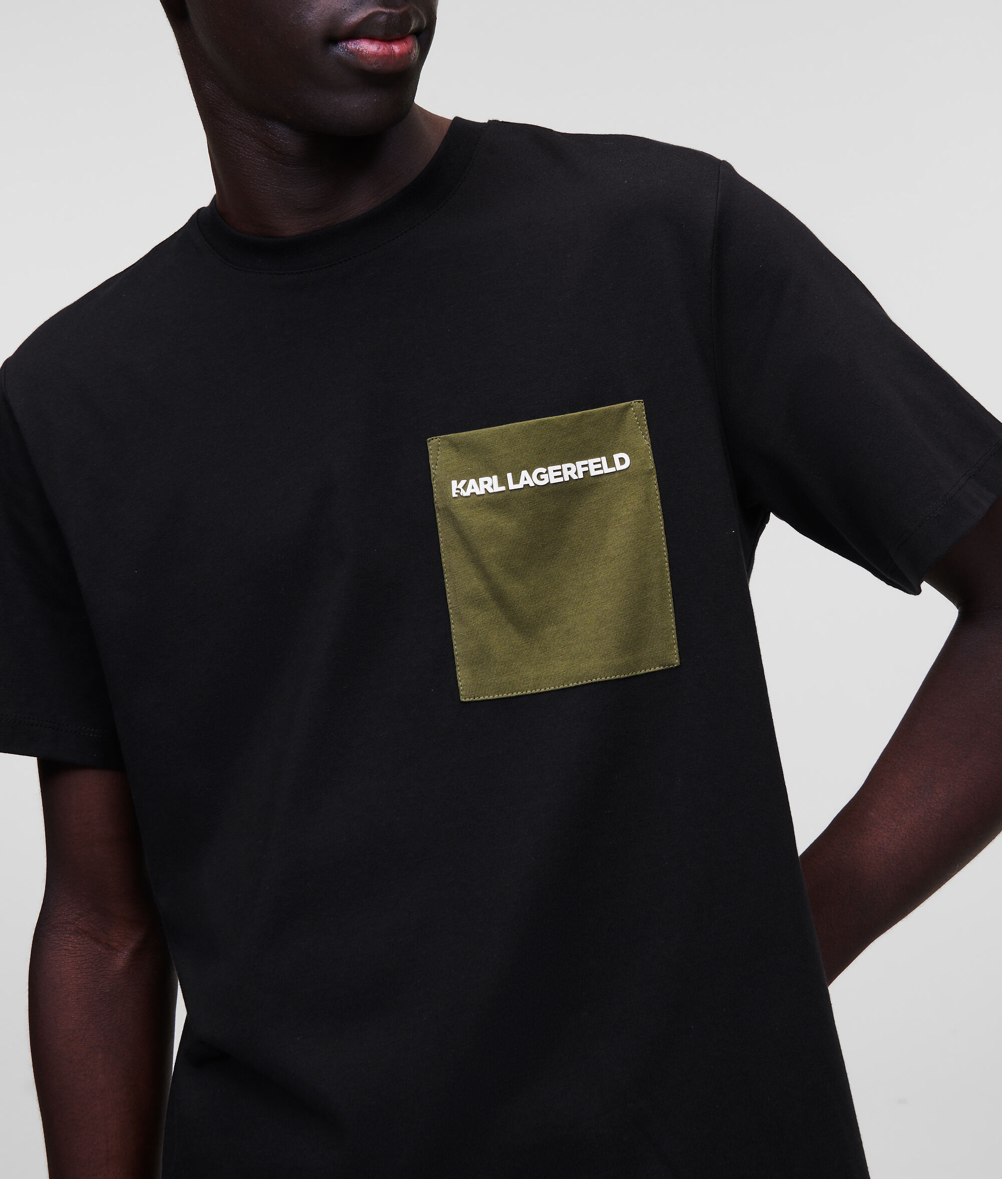 T-SHIRT À POCHES CONTRASTANTES