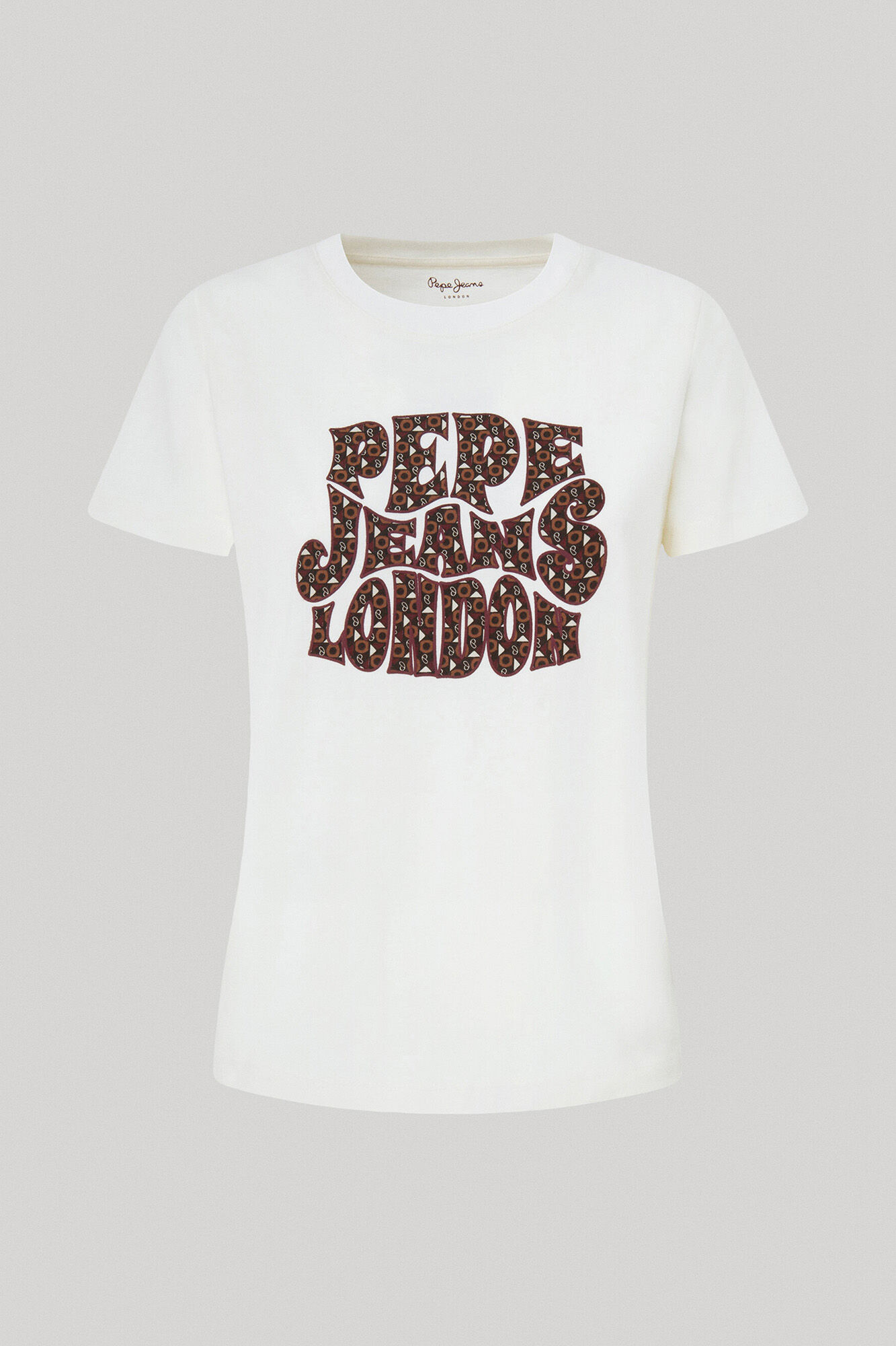 estampa de logotipo em camiseta