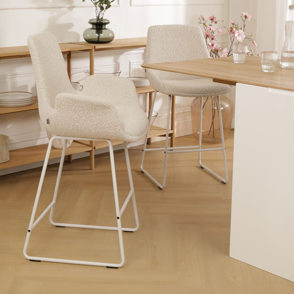 Barkruk Nino-Eef bouclé beige - wit onderstel - 65 cm
