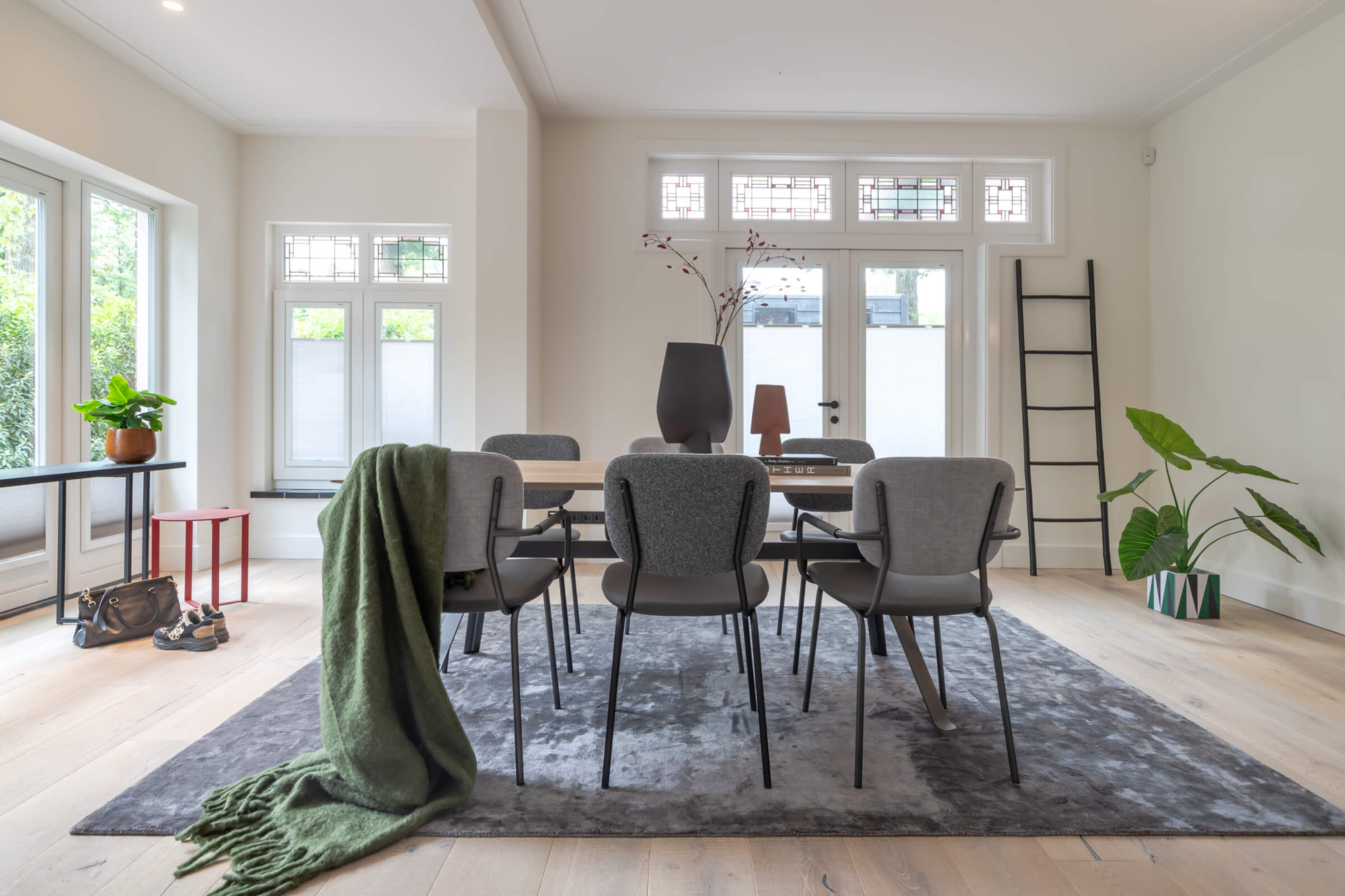 They & Me eettafel Chat recht met afgeronde hoeken - eikenrustiek bianco olie - onderstel TM100 antraciet 220 x 100 x 75 | Eiken Rustiek Bianco Olie | Verjongde Rand | Frame TM100 Antraciet