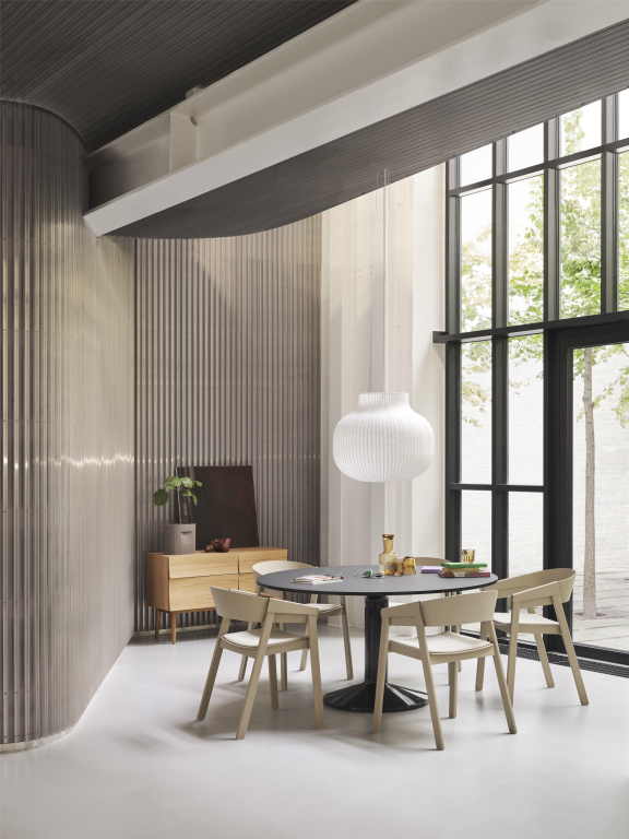 Muuto Midst eettafel Ø140 zwart onderstel, donker geolied eiken