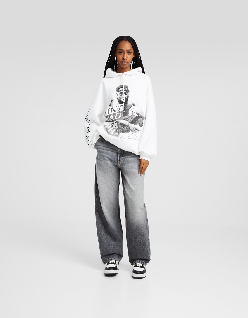 calça jeans estilo skater com efeito desbotado