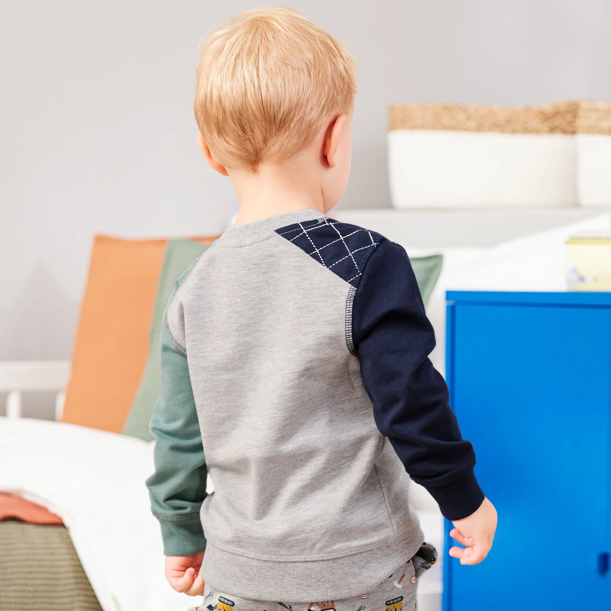 Baby-Jungen-Sweatshirt mit LKW-Druck und Fenster-Applikation