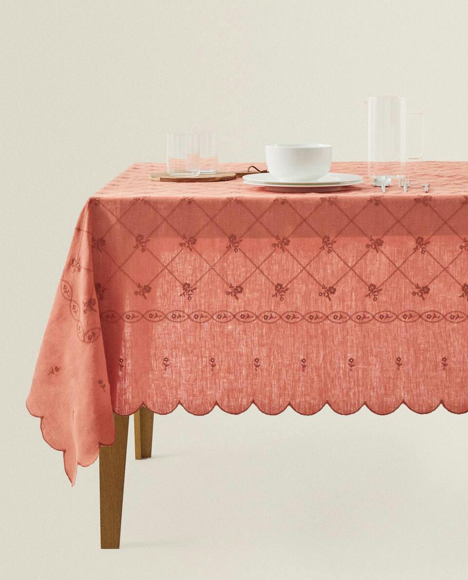 TOALHA DE MESA EM MISTURA DE LINHO BORDADA