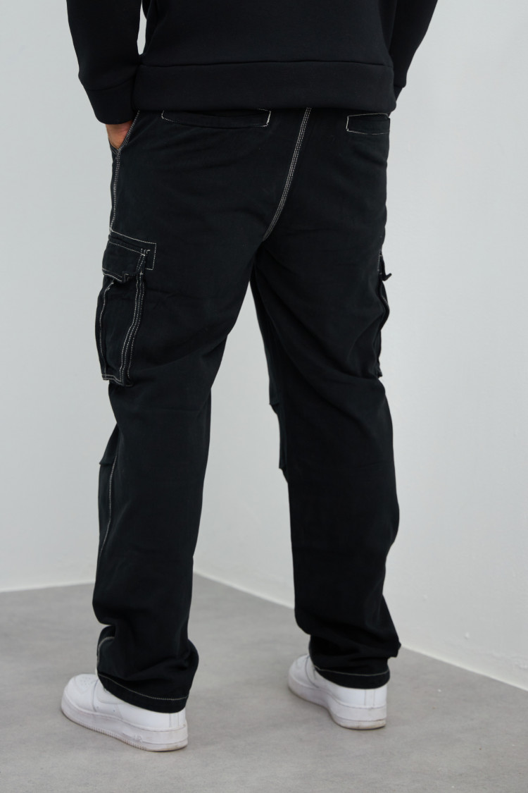 Jean cargo noir à couture blanche