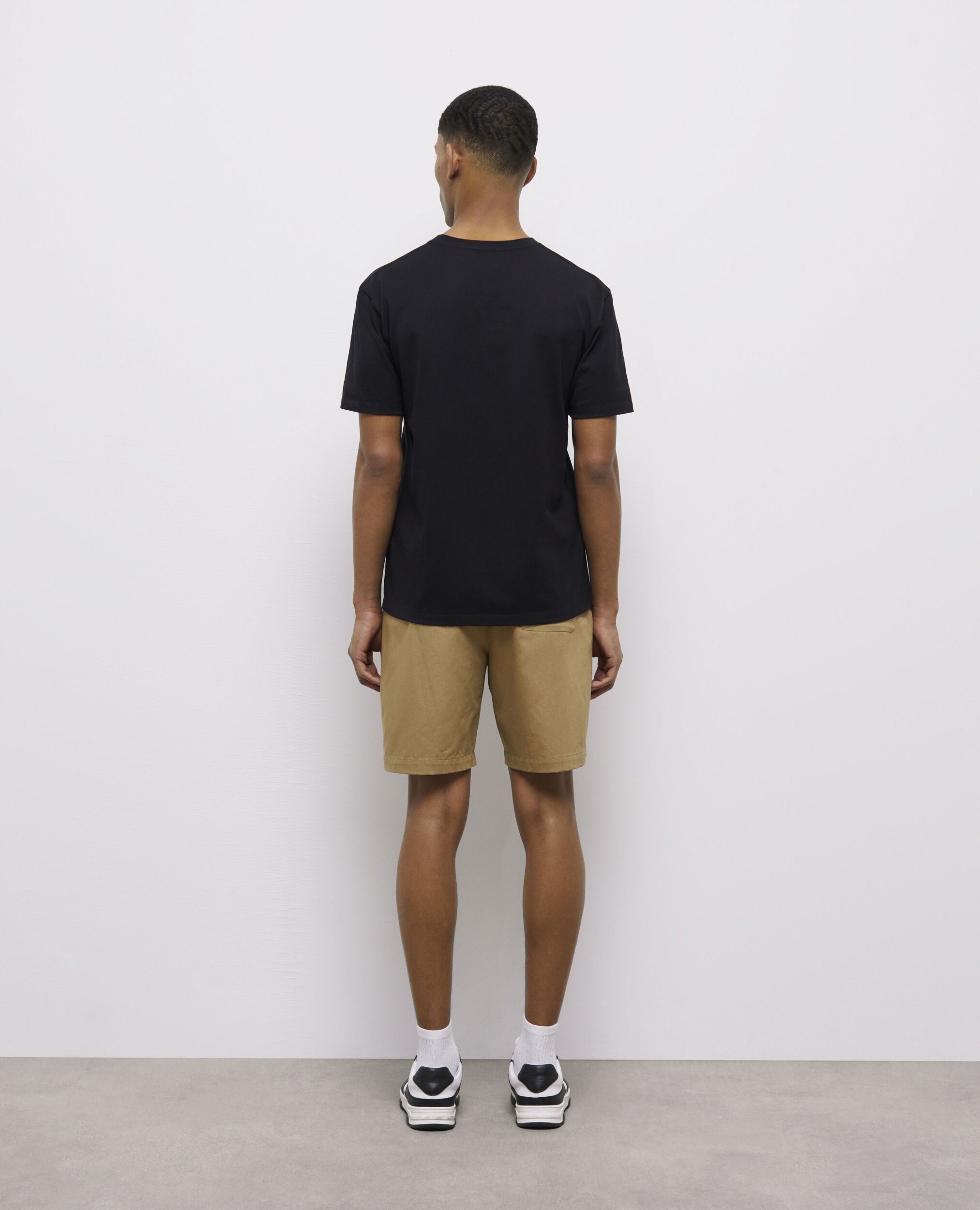 T-shirt noir avec broderie