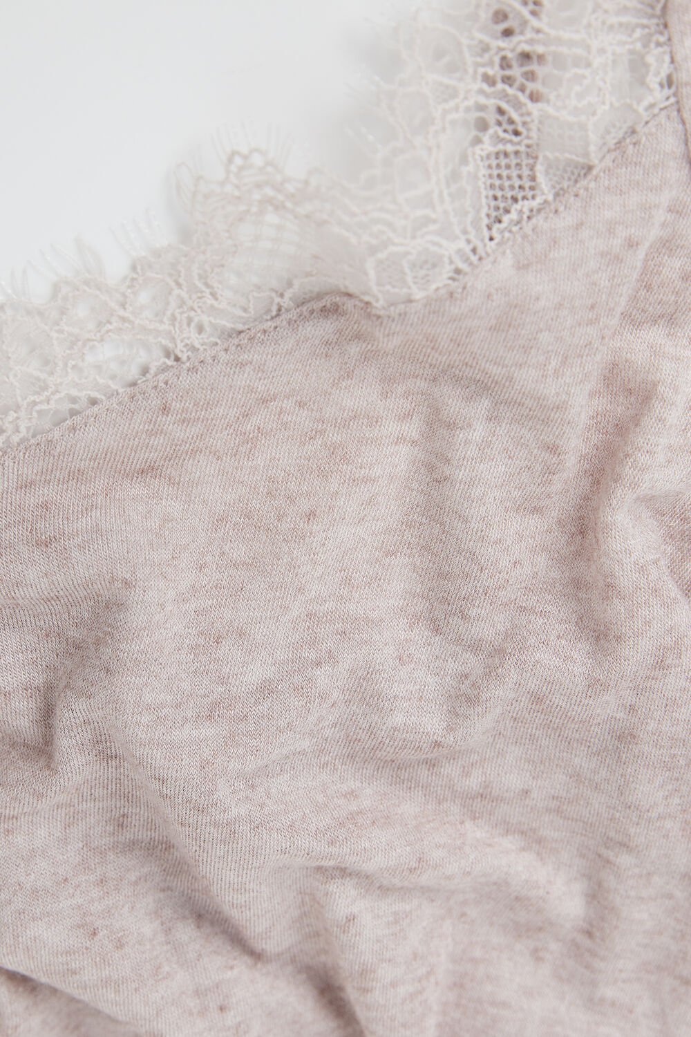 Blusa ultraleve em modal e cashmere com detalhes em renda.