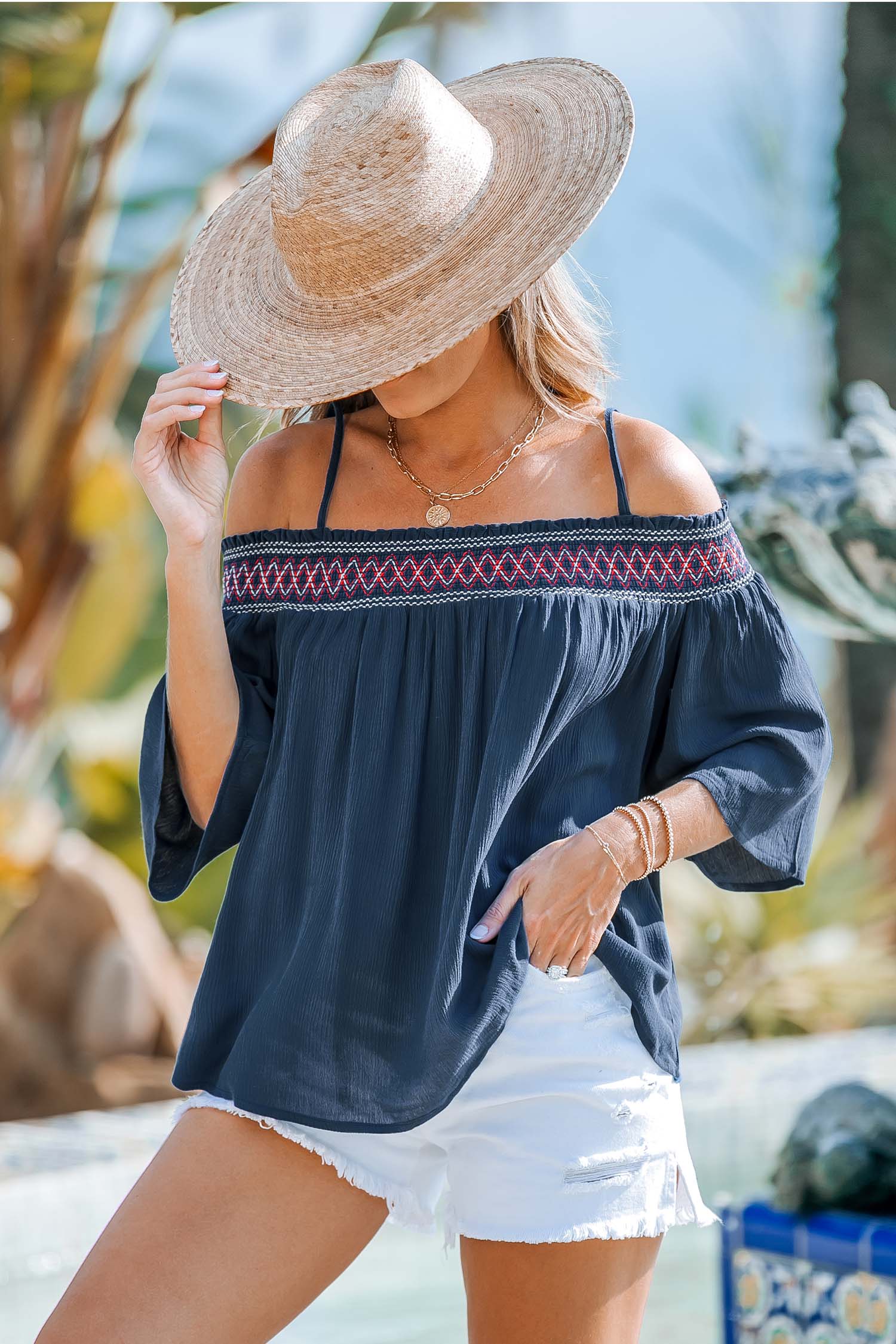 Haut avec bretelles à épaules dénudées en broderie bleu marine