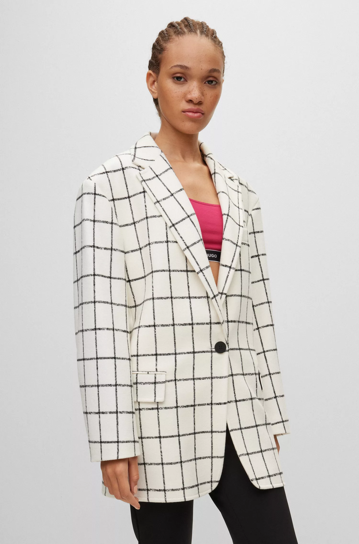 Jaqueta HUGO vermelha de modelagem oversized em tecido xadrez elástico.