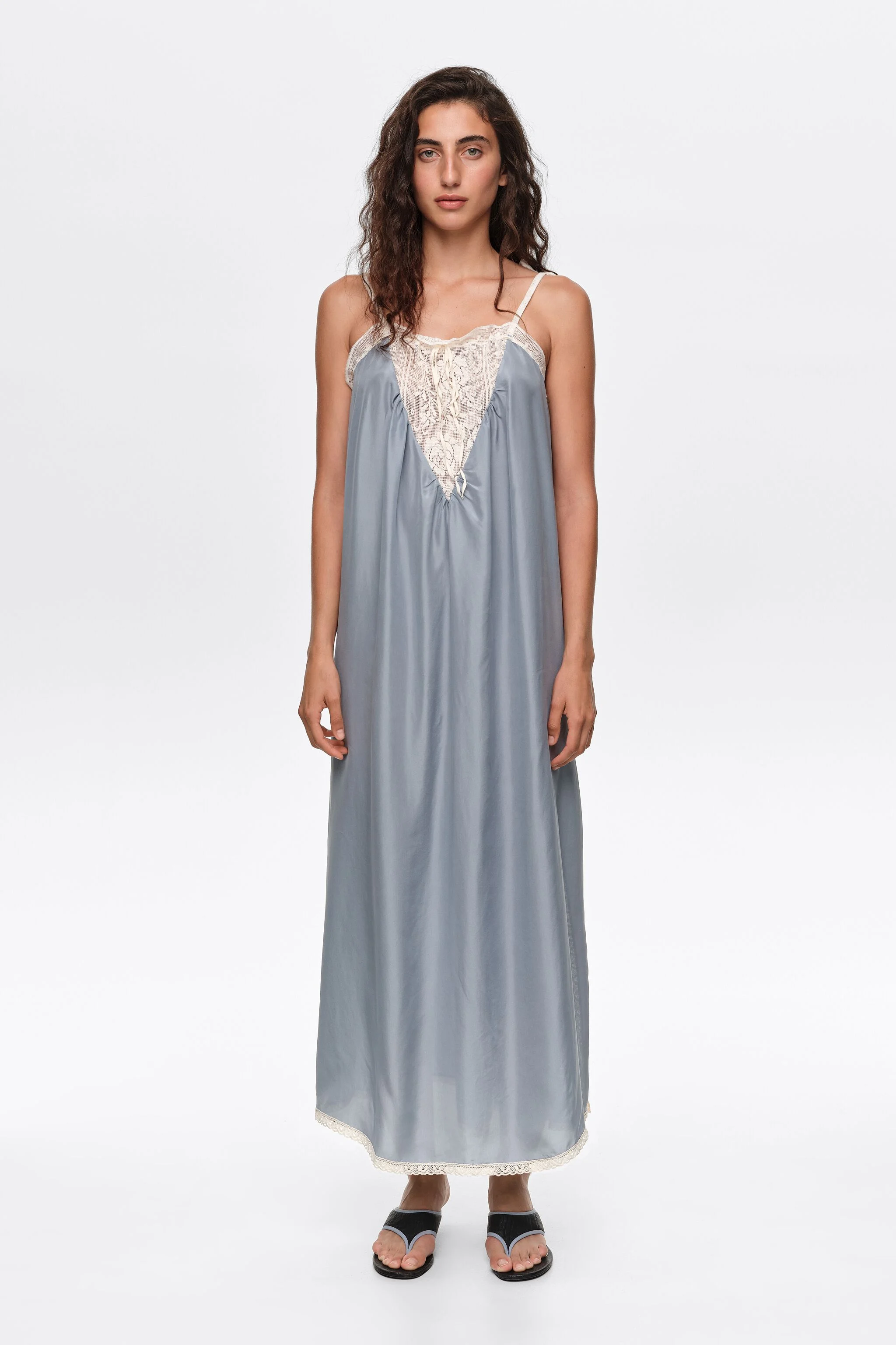 Vestido de seda azul claro com alças de renda.