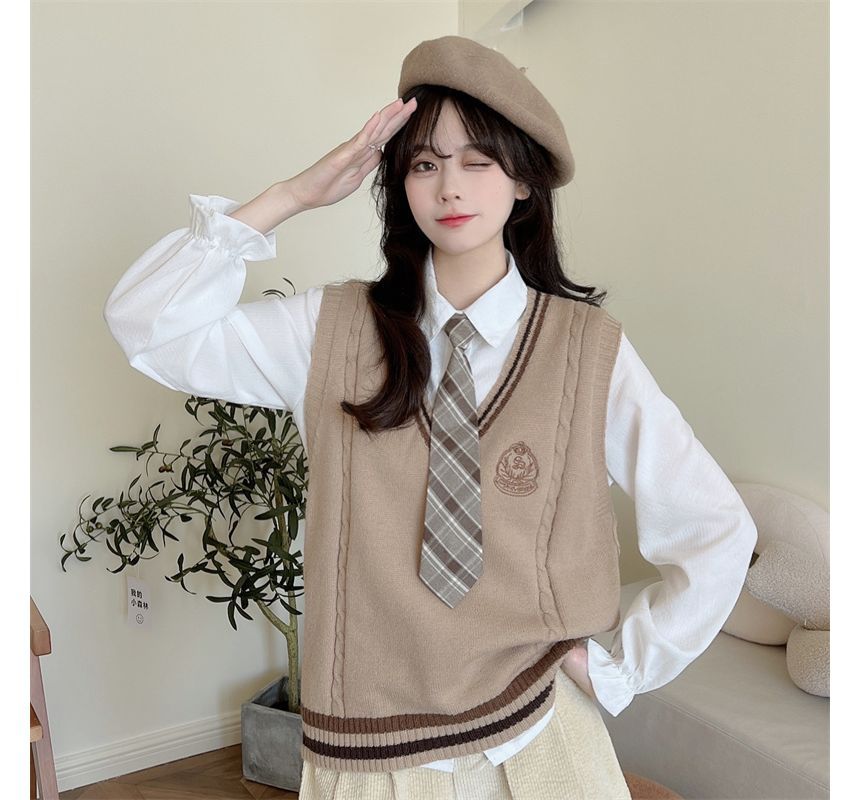 Shinsei - Effen overhemd / geruite stropdas / V-hals badge geborduurd vest / set