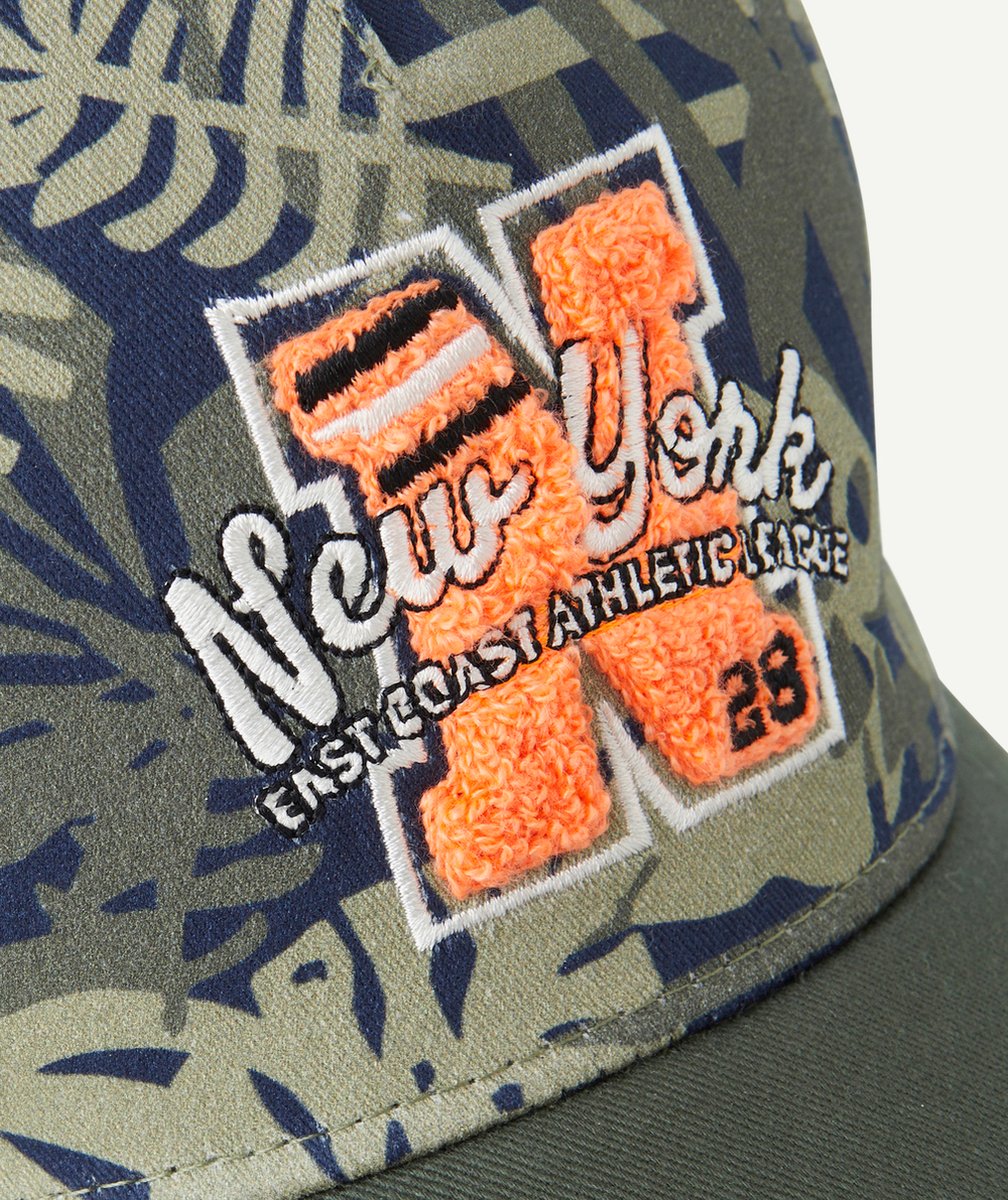 CASQUETTE GARÇON KAKI ET FEUILLES AVEC PATCH EN BOUCLETTE ORANGE