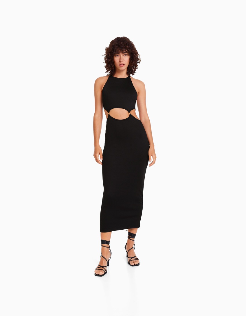 Vestido midi canelado com alças finas e detalhes em argolas.