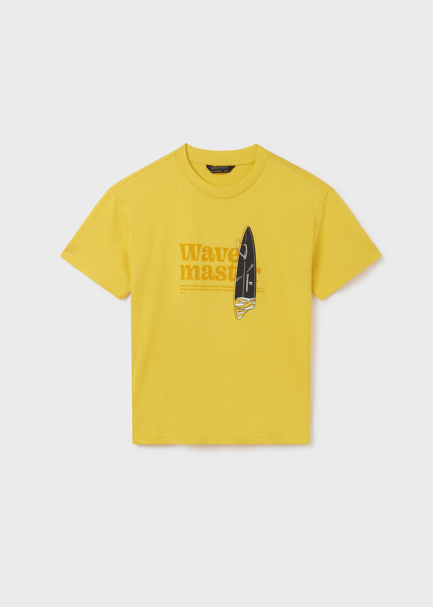 Camiseta infantil com estampa sustentável em algodão.