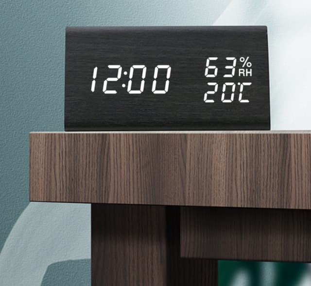 LED vækkeur i træ med temperatur og luftfugtighed