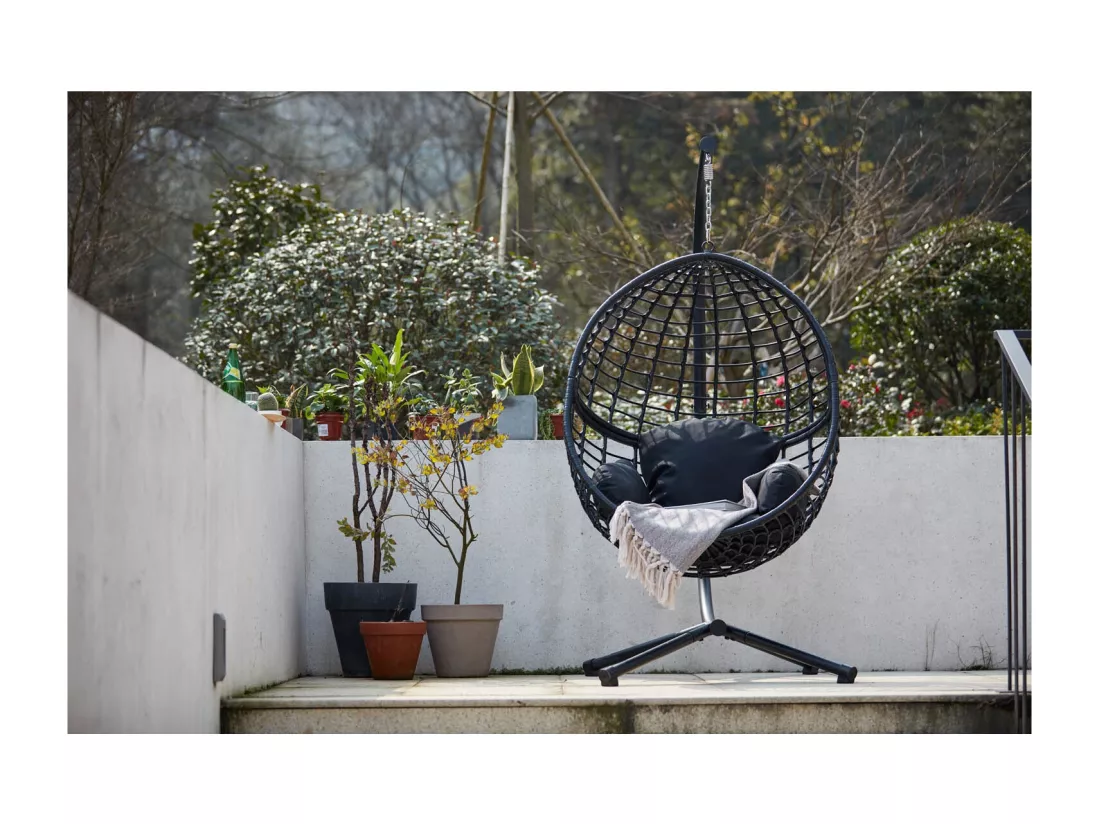 Fauteuil suspendu noir en résine tressée AUROA