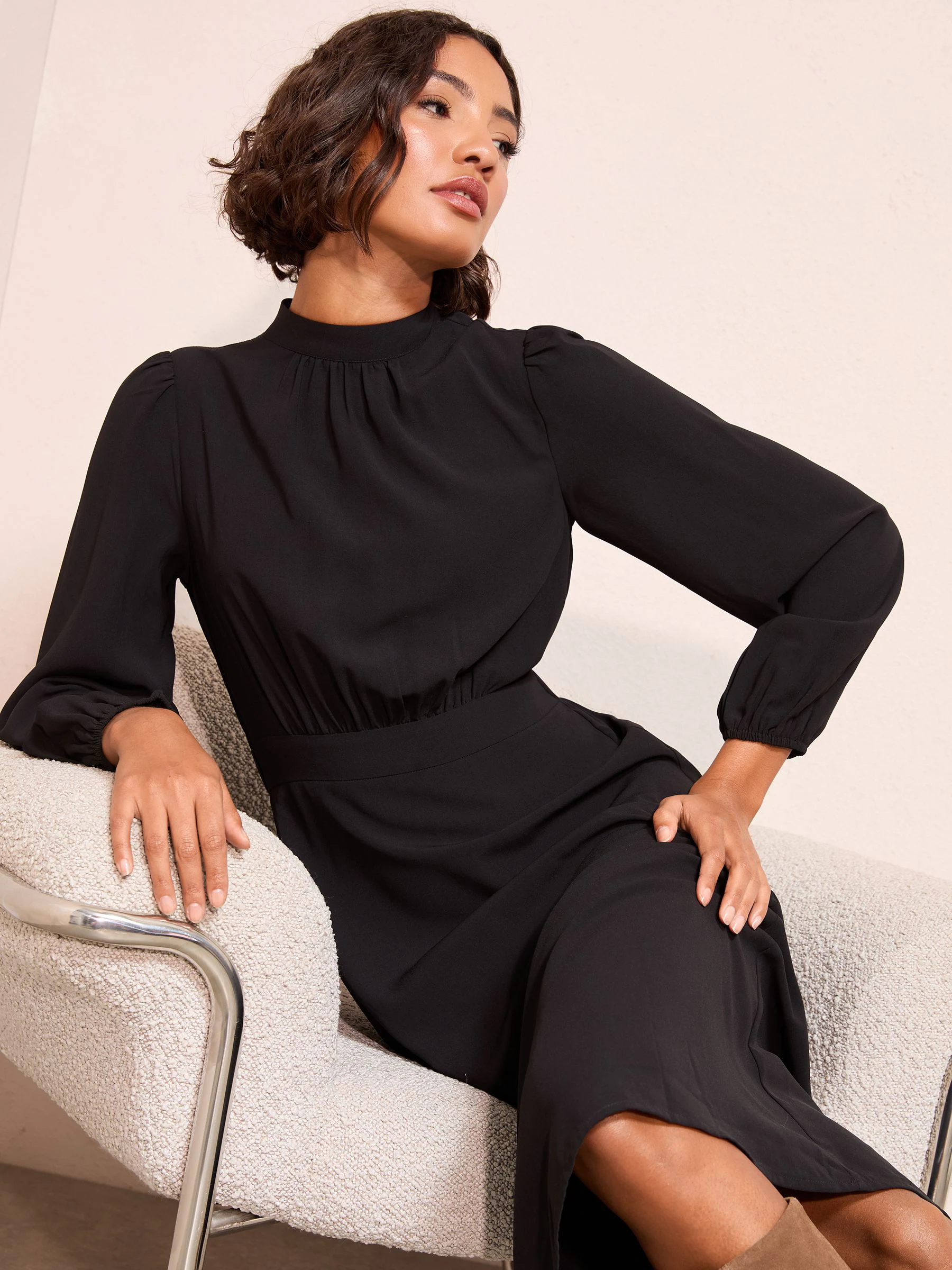 Zwart - Friends Like These Midi-jurk met opstaande kraag en lange mouwen en strikdetail