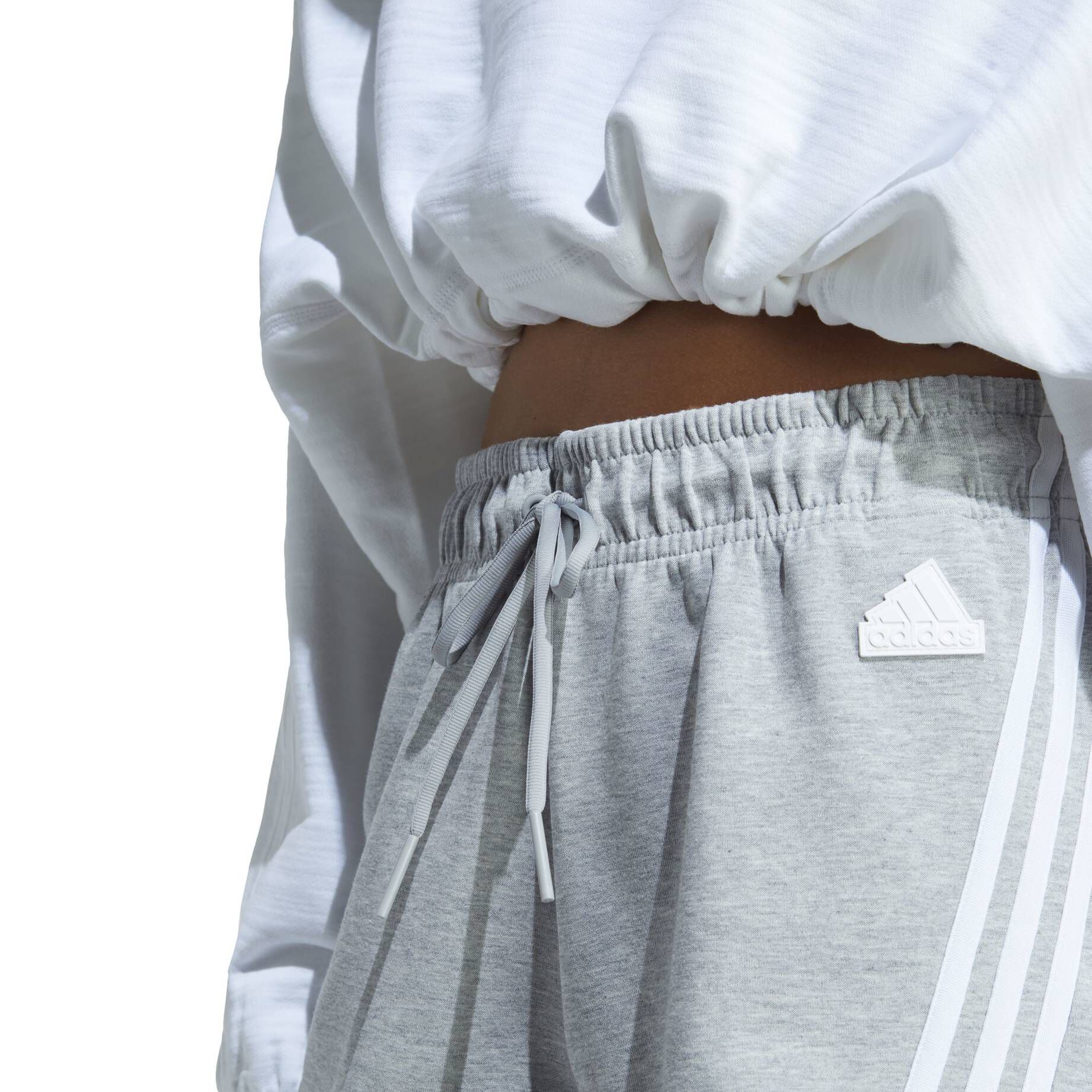 adidas Performance| Damen Sweatshorts FUTURE ICONS 3-STREIFEN SHORTSFuture Icons 3-Streifen Shorts