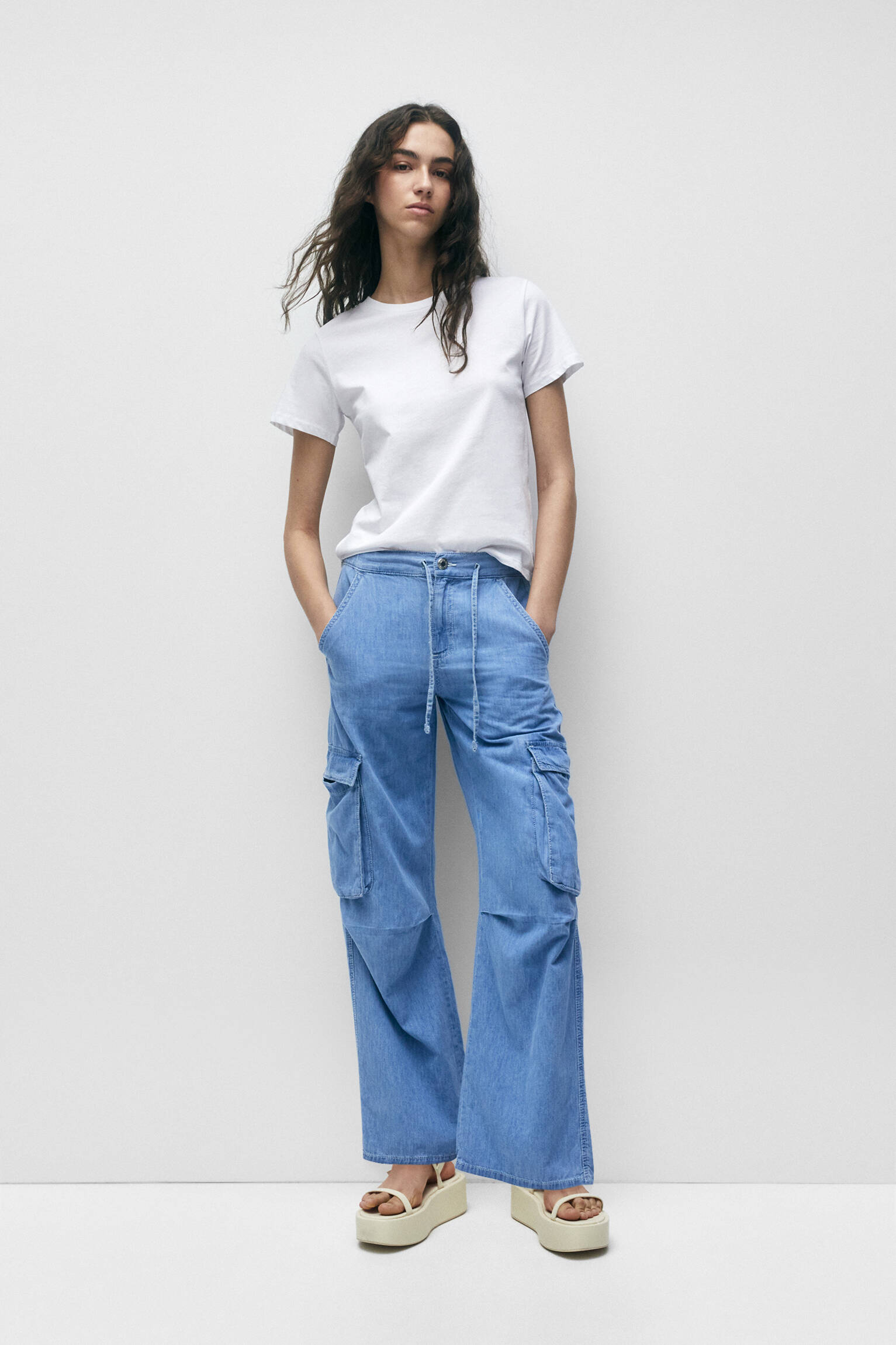 Calça jeans cargo de cintura baixa - azul claro