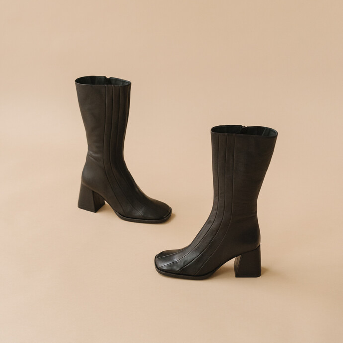 Bottes à talons et surpiqures  en cuir noir