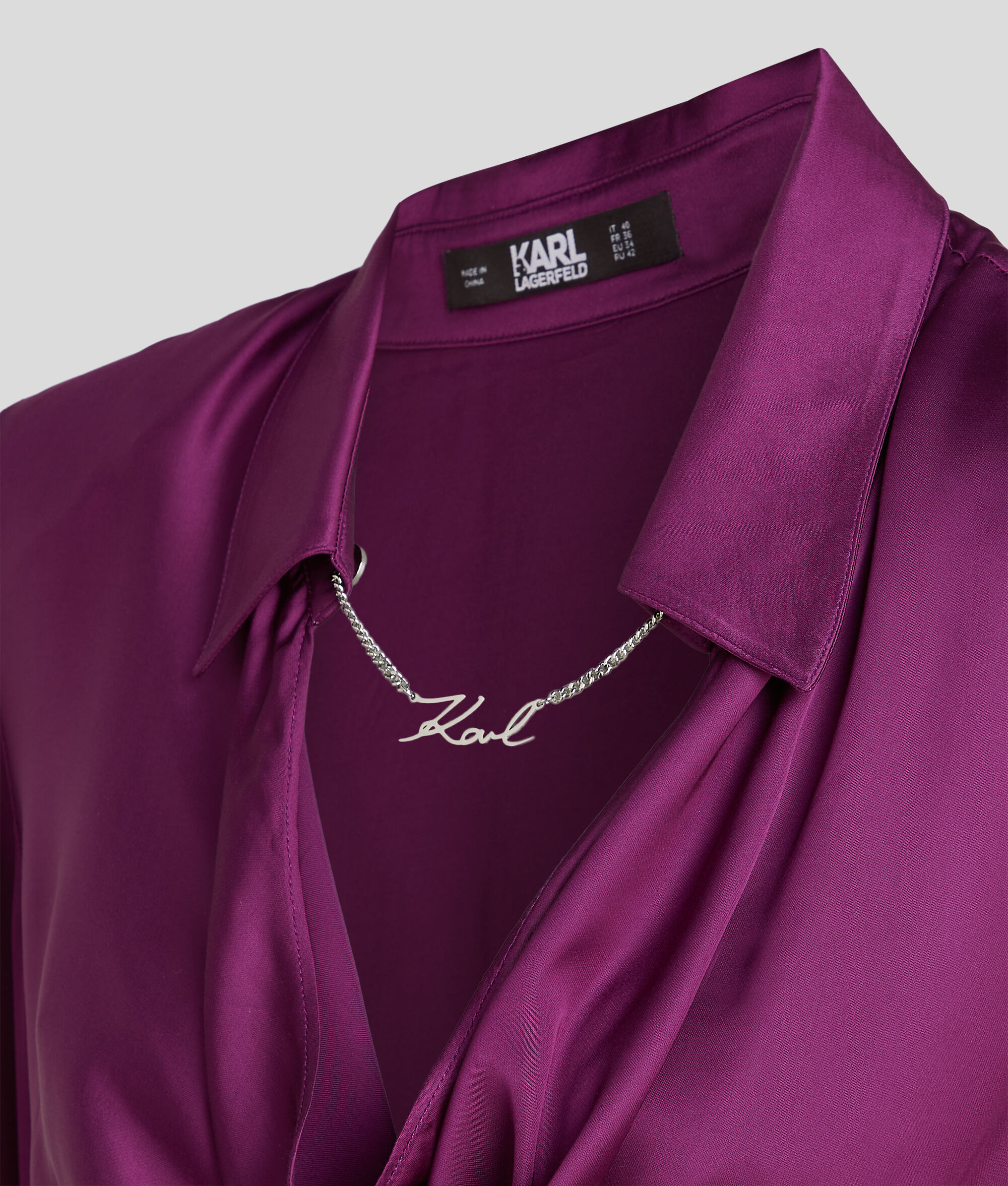 CHEMISIER EN SATIN AVEC DÉTAIL CHAÎNE