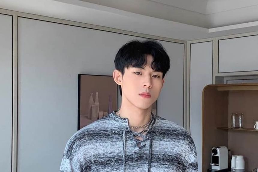 SeoulPop - Gestreepte gebreide top met lange mouwen en vetersluiting