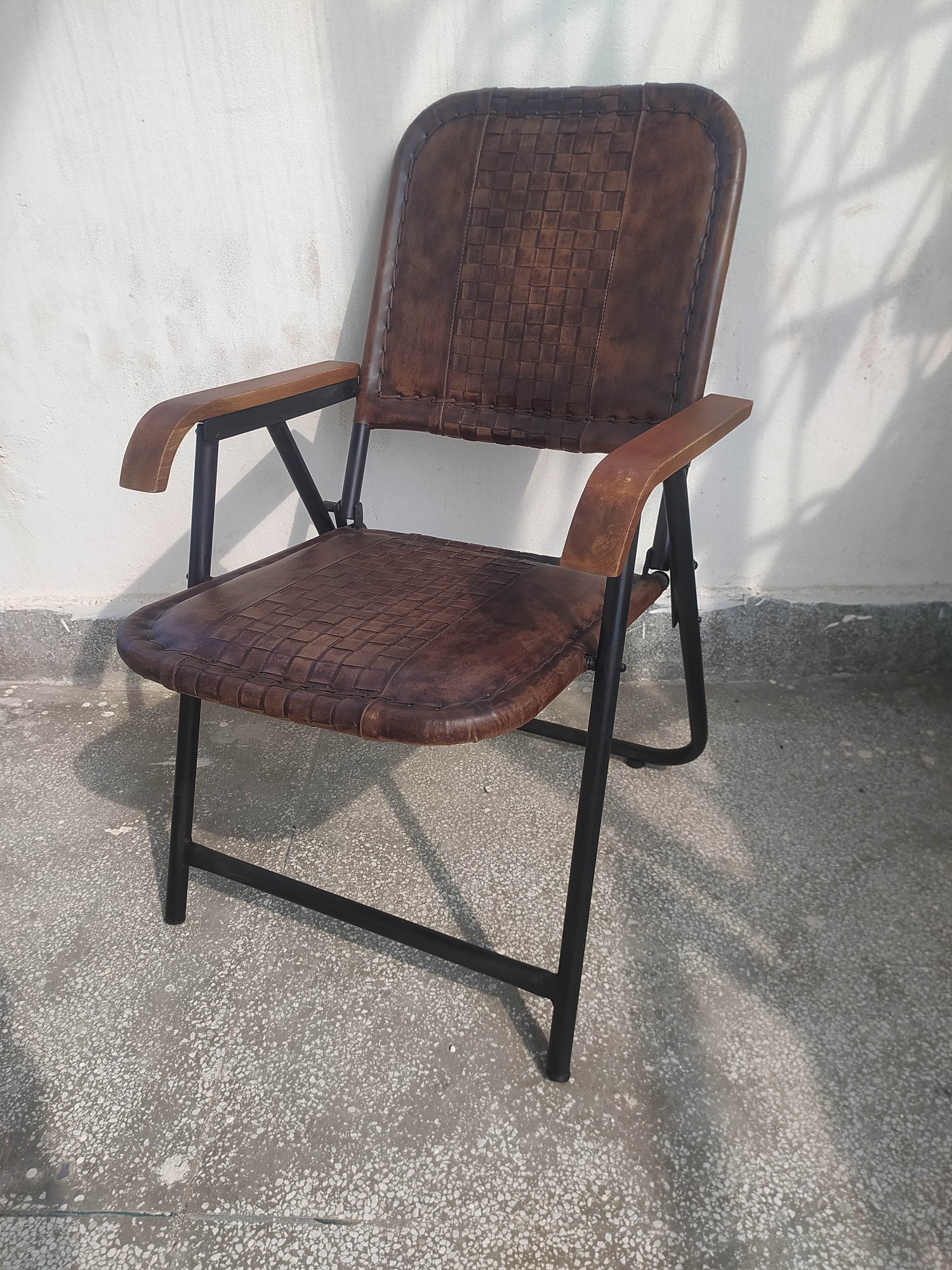 Klappstuhl 'Bilverton', aus Eisen und Leder, B 57 cm, L 70 cm, H 89 cm von fischer's lagerhaus