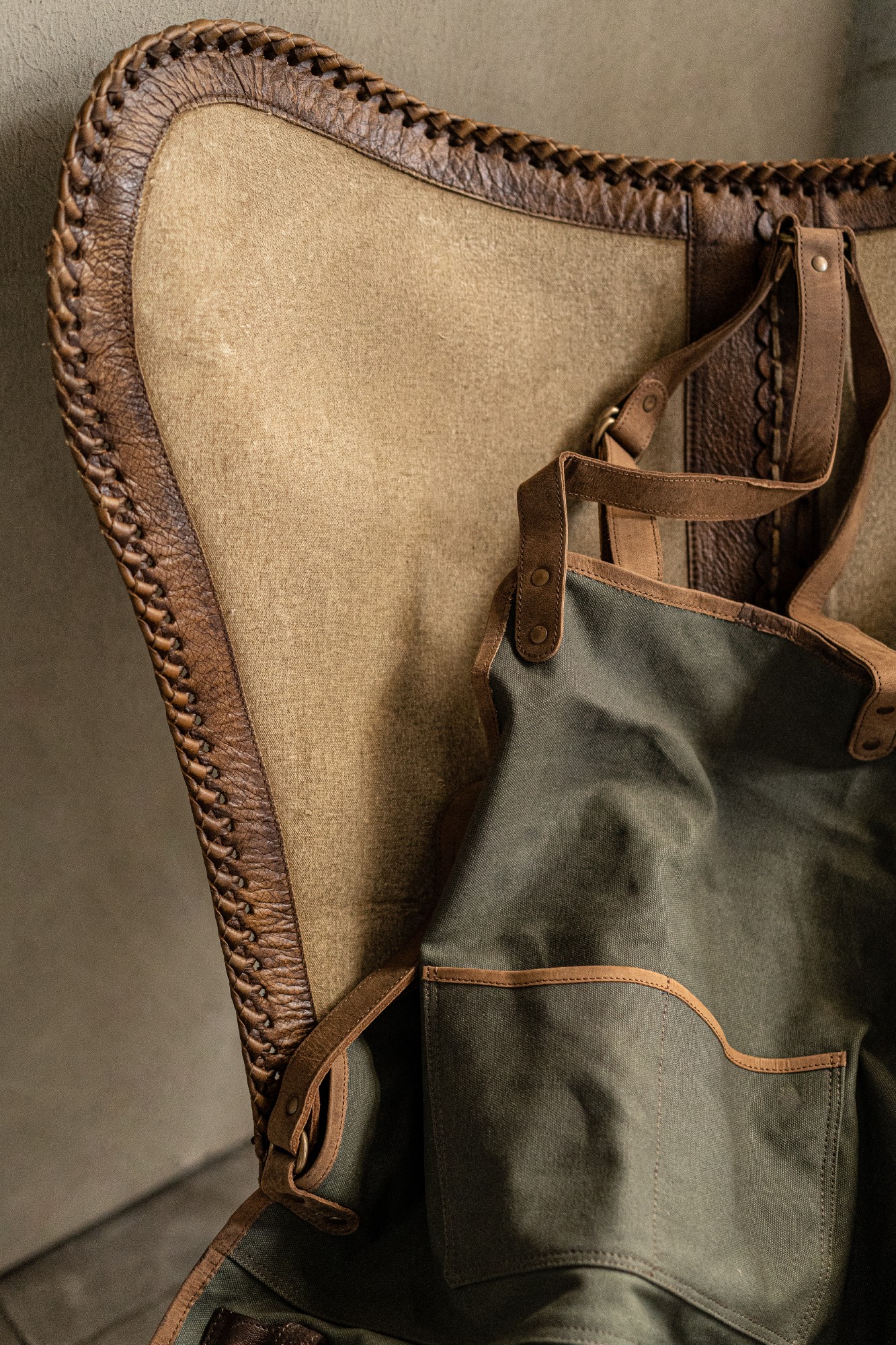 Schürze aus Canvas und Leder, oliv, H 83 cm, B 55 cm zu 68,00