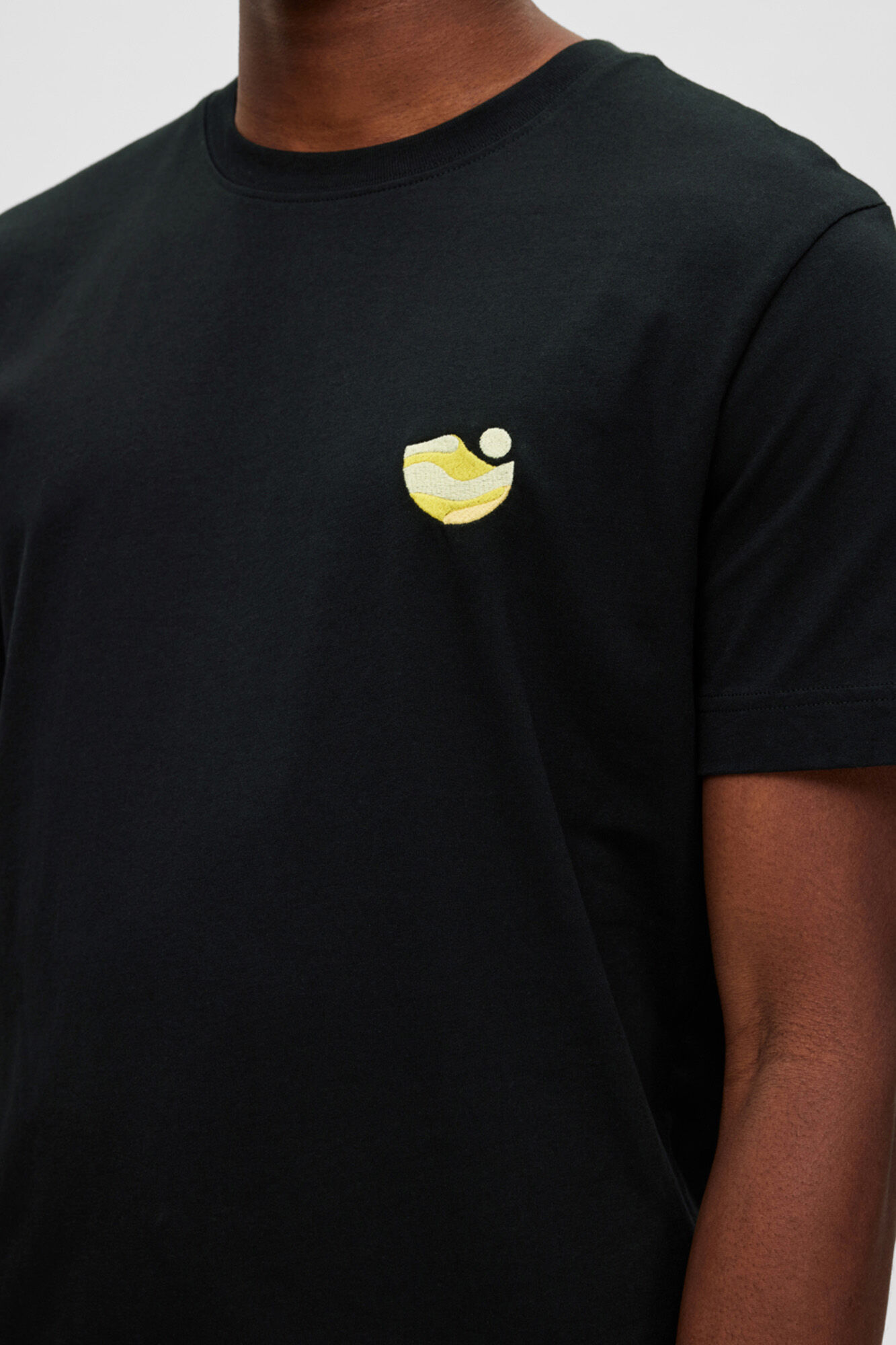 Camiseta de algodão orgânico com detalhes bordados - Preta