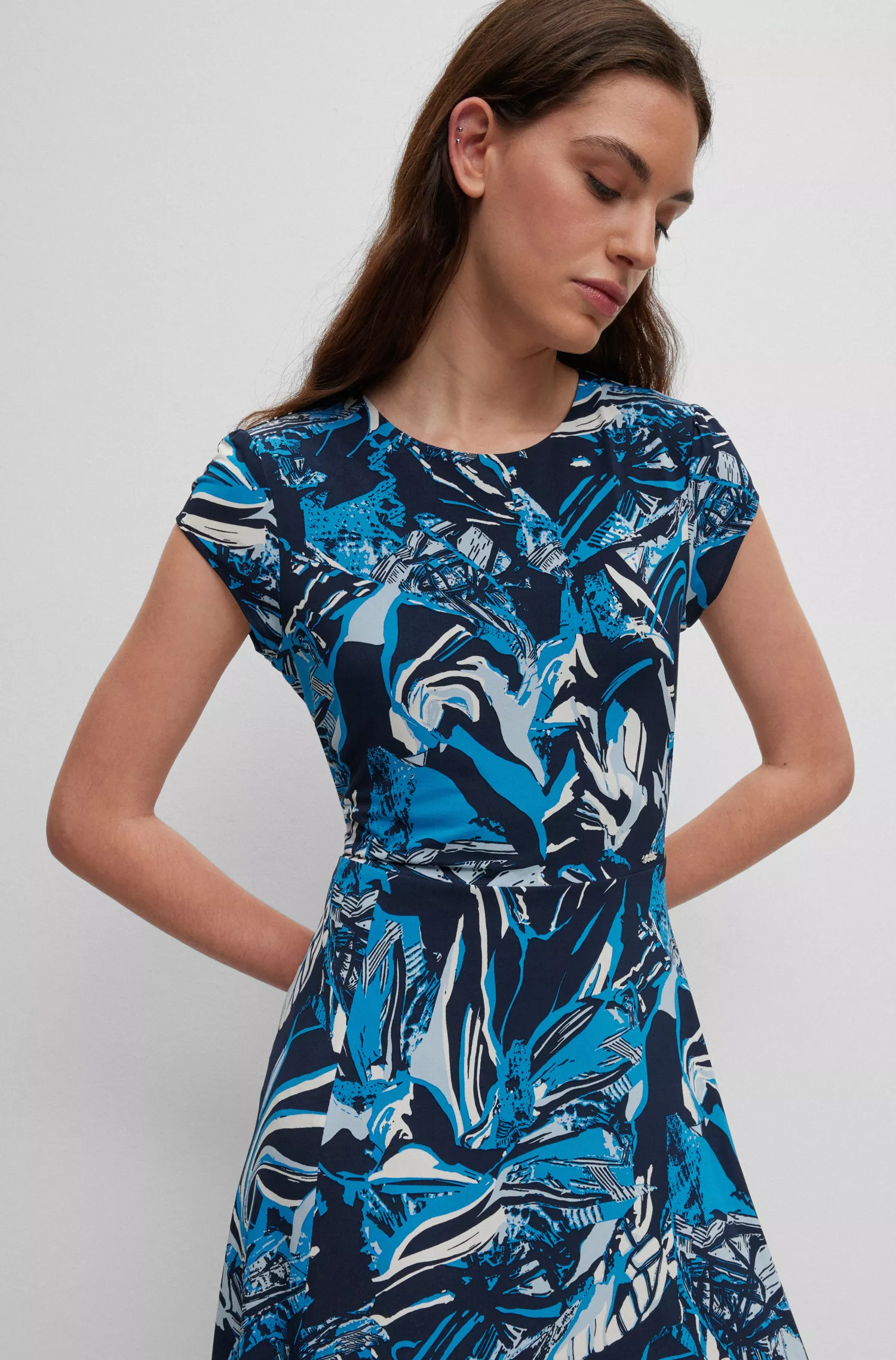 Vestido BOSS preto de manga curta em crepe elástico estampado.