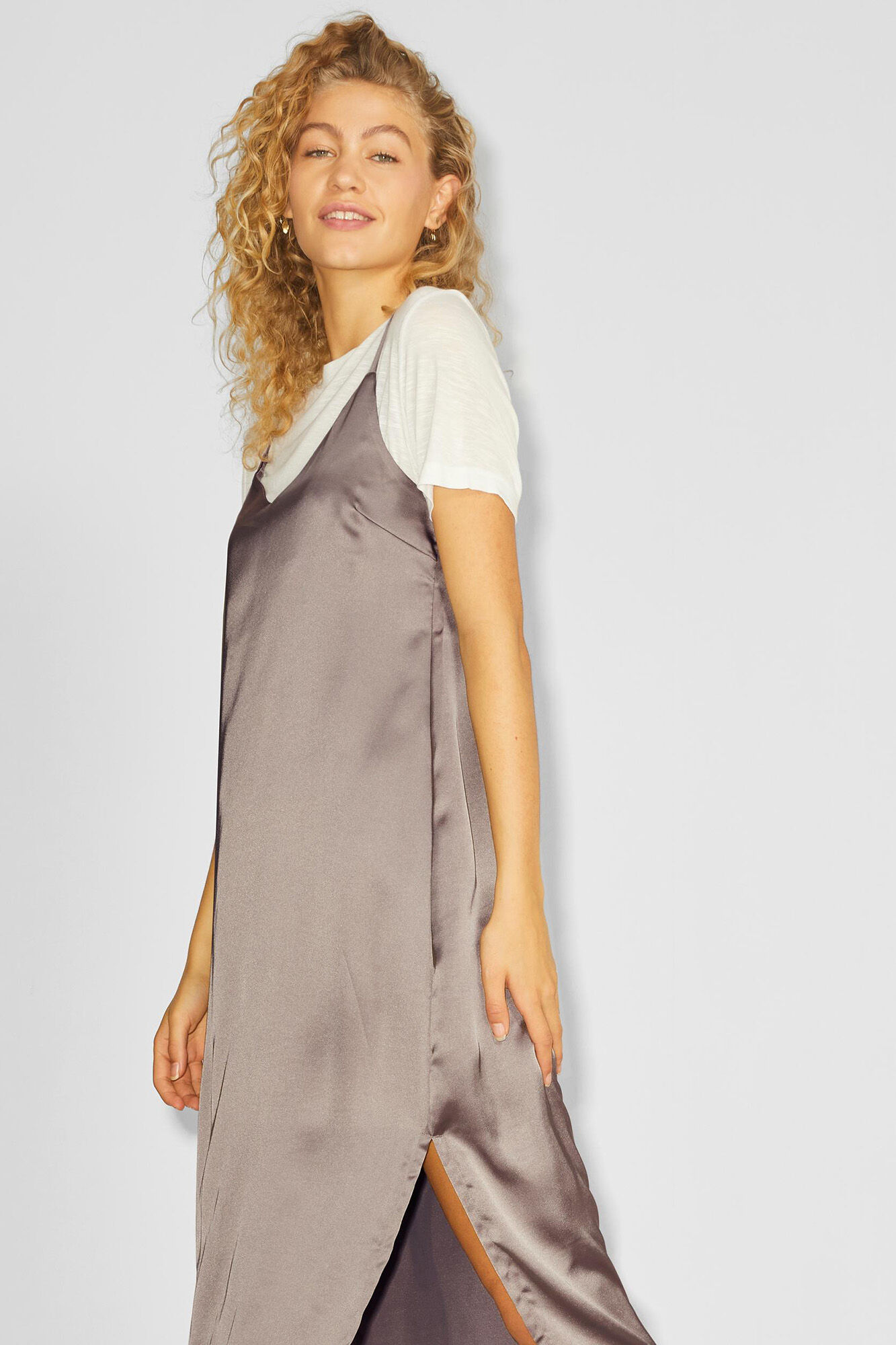 Vestido midi de cetim com alças