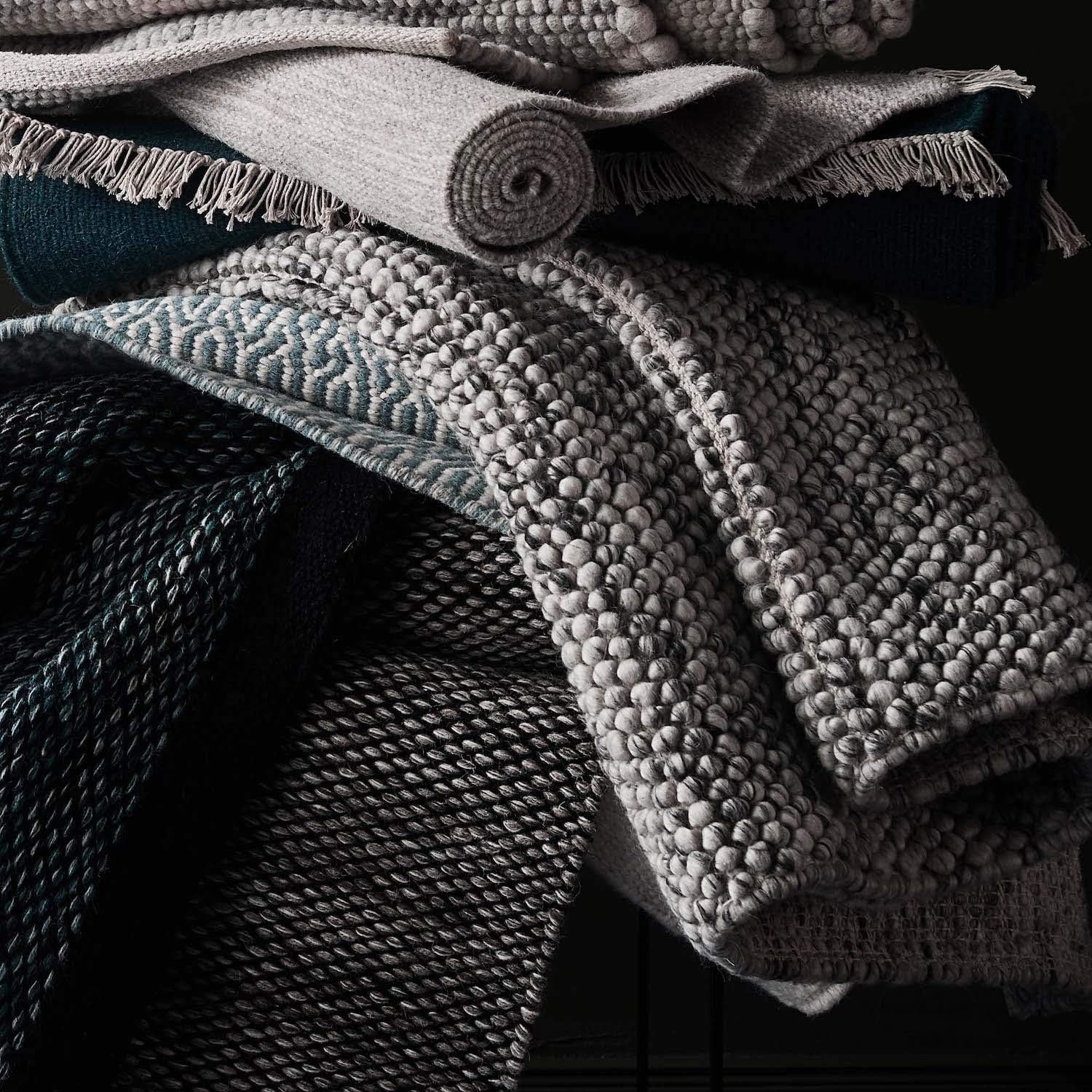 URBANARA Woll-Teppich Ravi 200x300 cm, Eierschale-Grau - Handgewebt, Skandinavisches Landhaus Design mit grober Struktur, Wohnzimmer Esszimmer Schlafzimmer, 70% Schurwolle