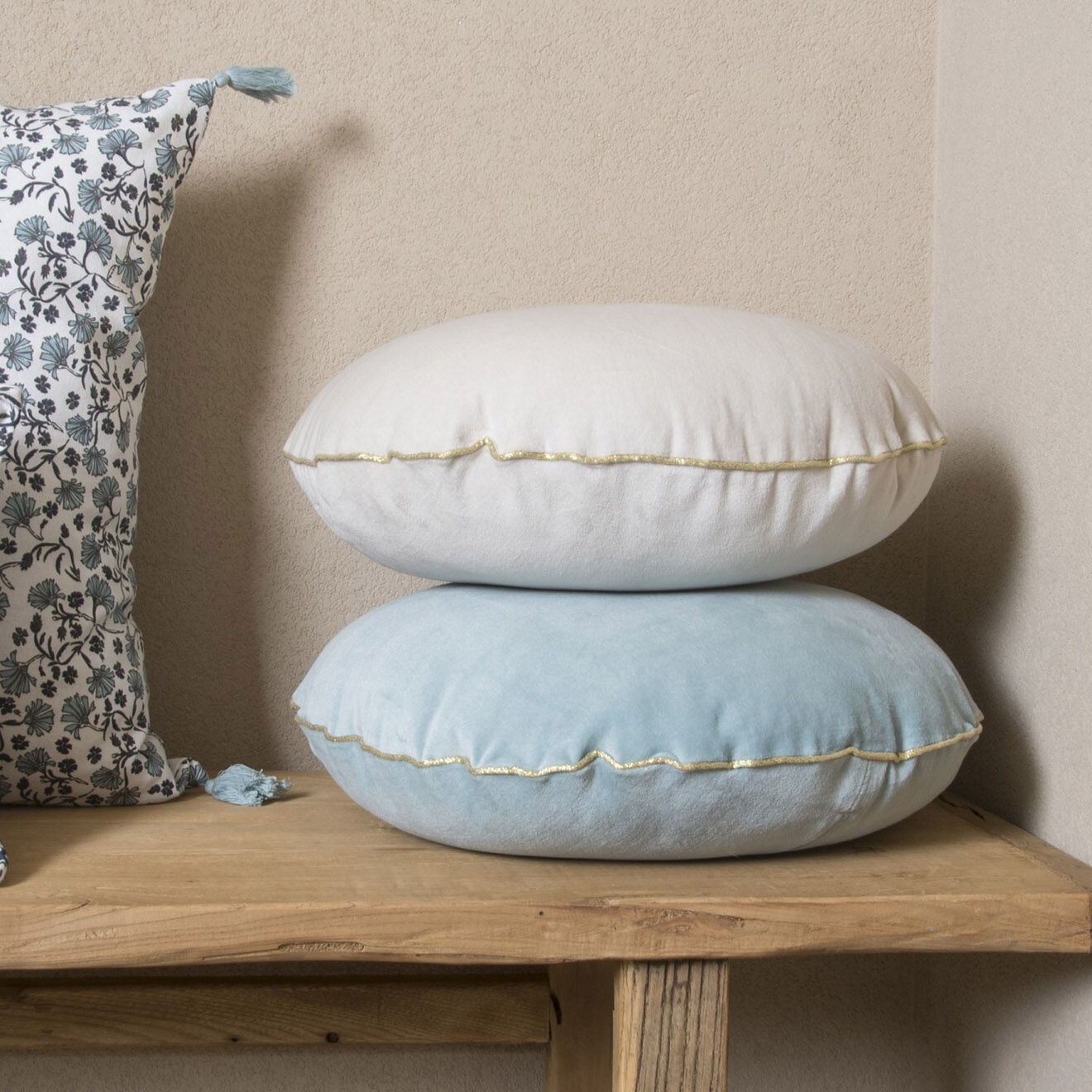 Febronie Coussin rond en velours de coton Bonbon grège - D. 43cm